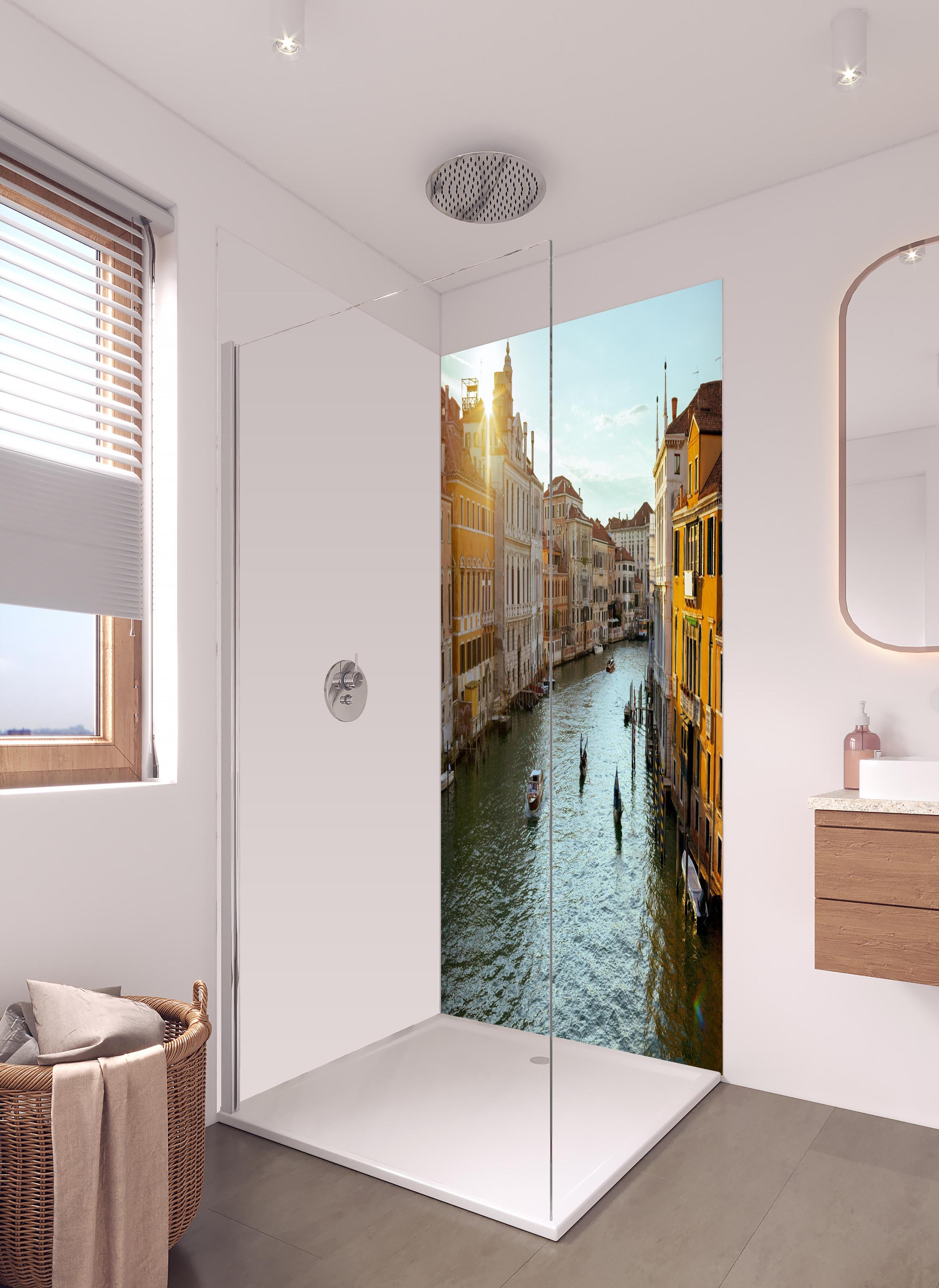 Duschrückwand - Flusslandschaft mit Gondel - Venedig in hellem Badezimmer mit Regenduschkopf - zweiteilige Eck-Duschrückwand