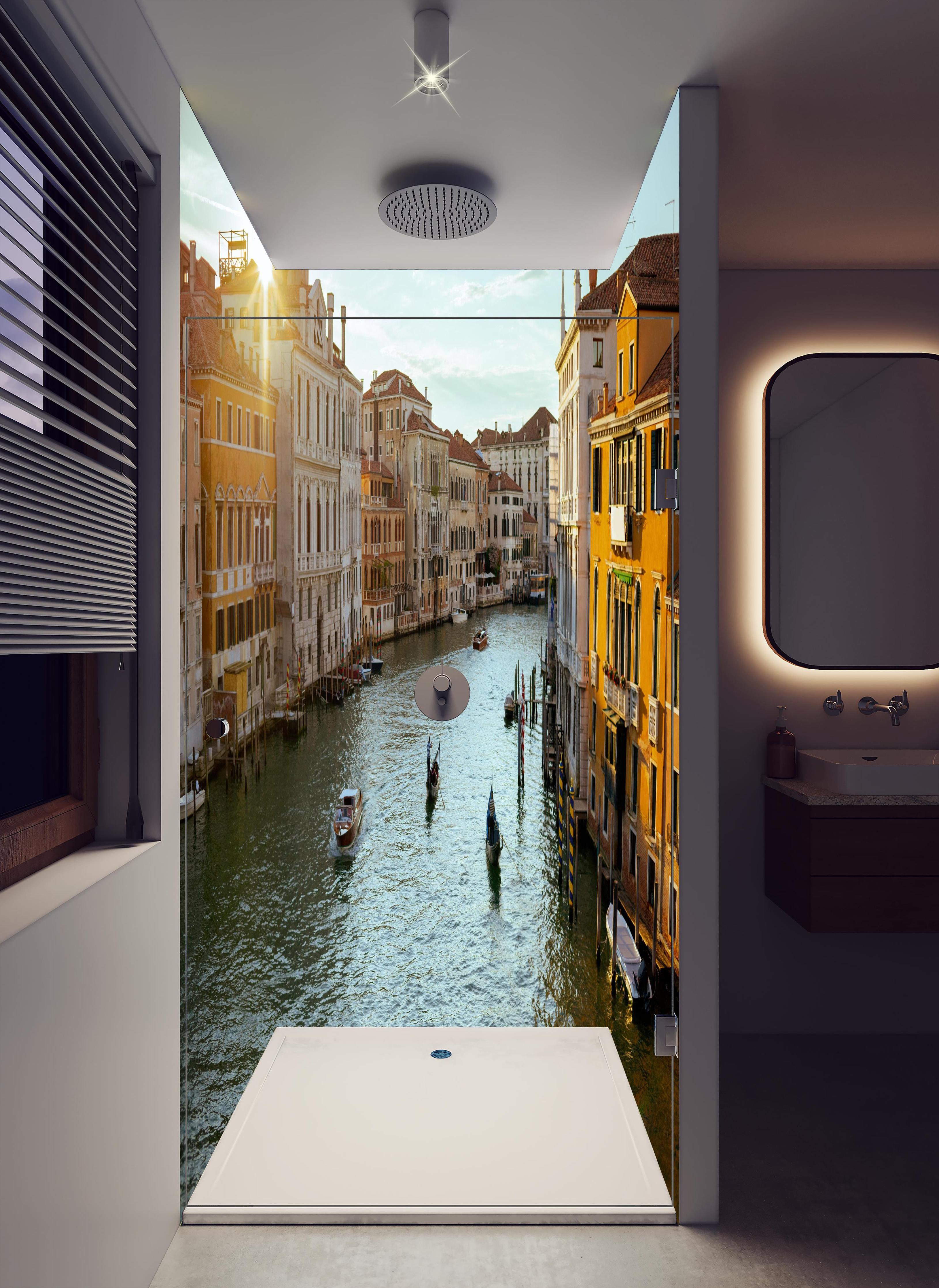 Duschrückwand - Flusslandschaft mit Gondel - Venedig in hellem Badezimmer mit Regenduschkopf - zweiteilige Eck-Duschrückwand