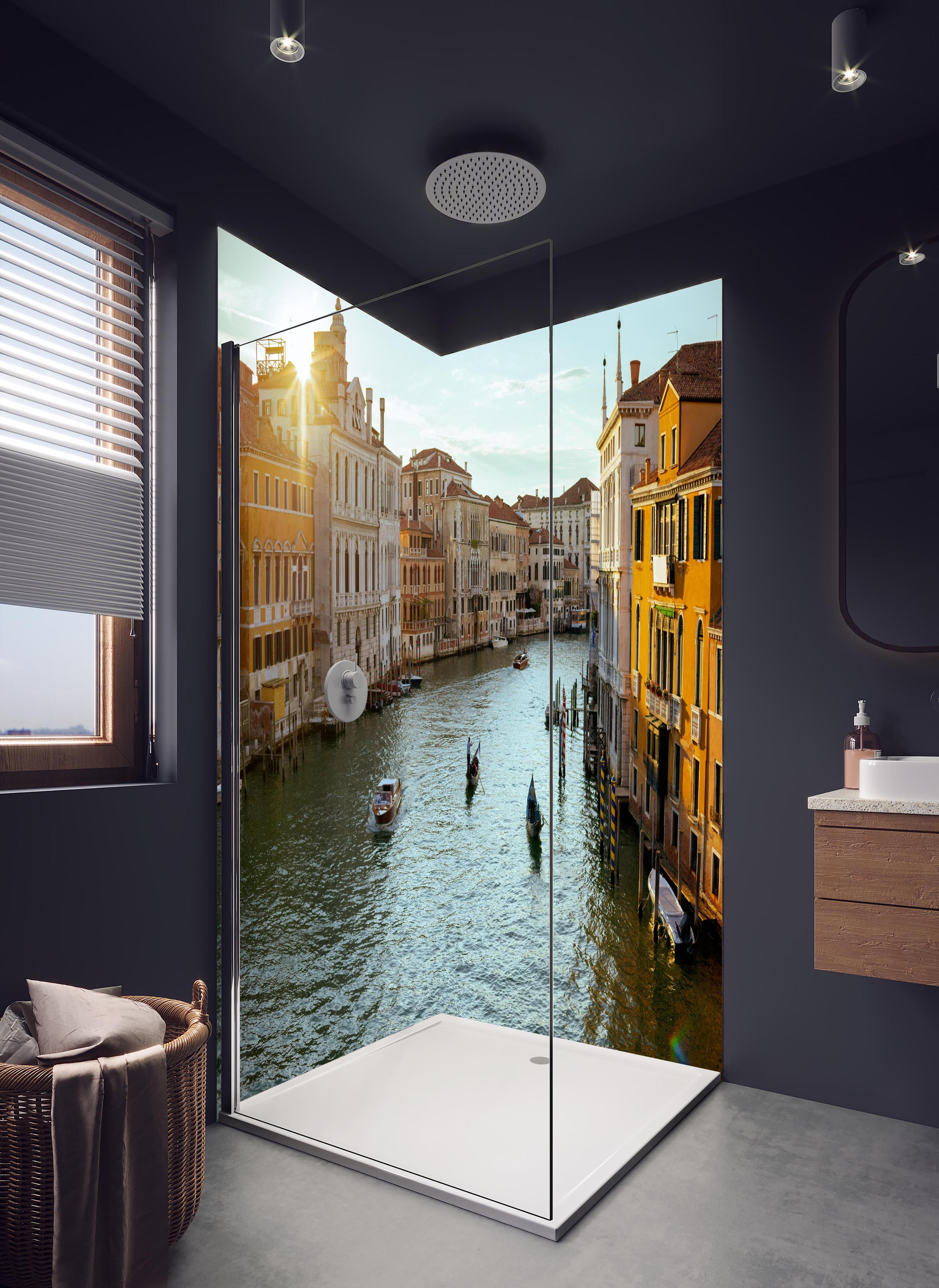 Duschrückwand - Flusslandschaft mit Gondel - Venedig in hellem Badezimmer mit Regenduschkopf - zweiteilige Eck-Duschrückwand