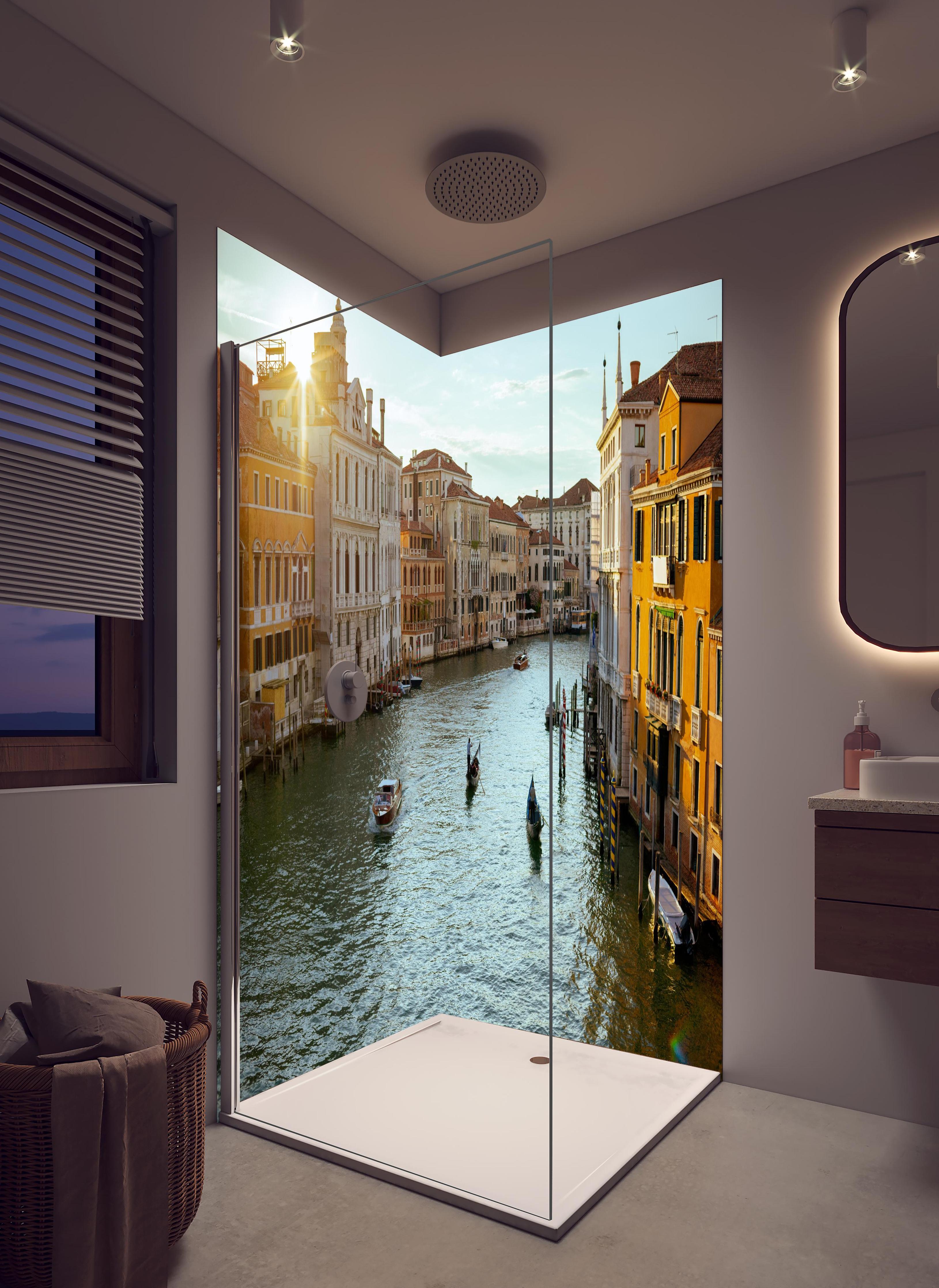 Duschrückwand - Flusslandschaft mit Gondel - Venedig in hellem Badezimmer mit Regenduschkopf - zweiteilige Eck-Duschrückwand