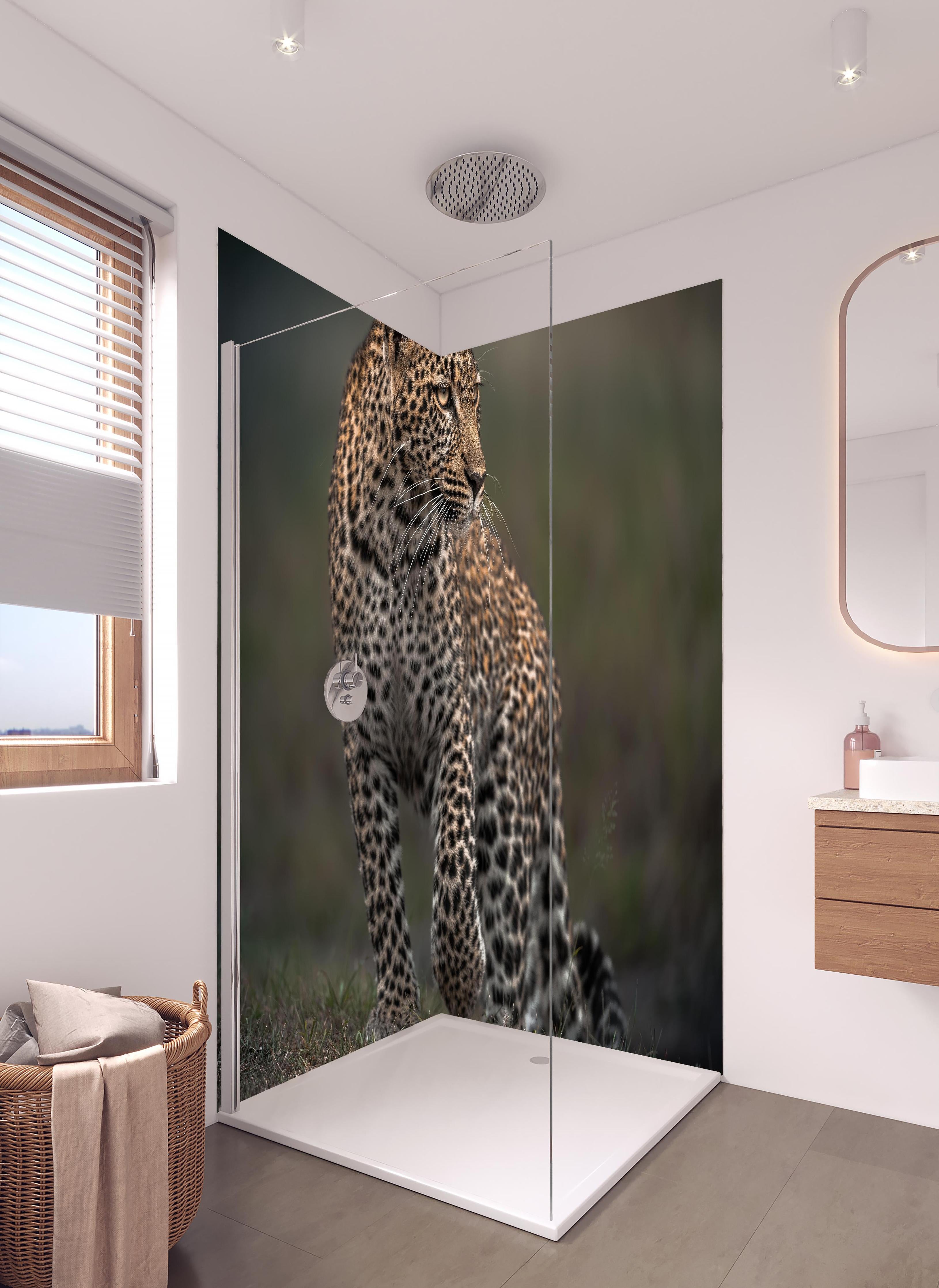 Duschrückwand - Fokussierter Leopard - Savanne in hellem Badezimmer mit Regenduschkopf - zweiteilige Eck-Duschrückwand