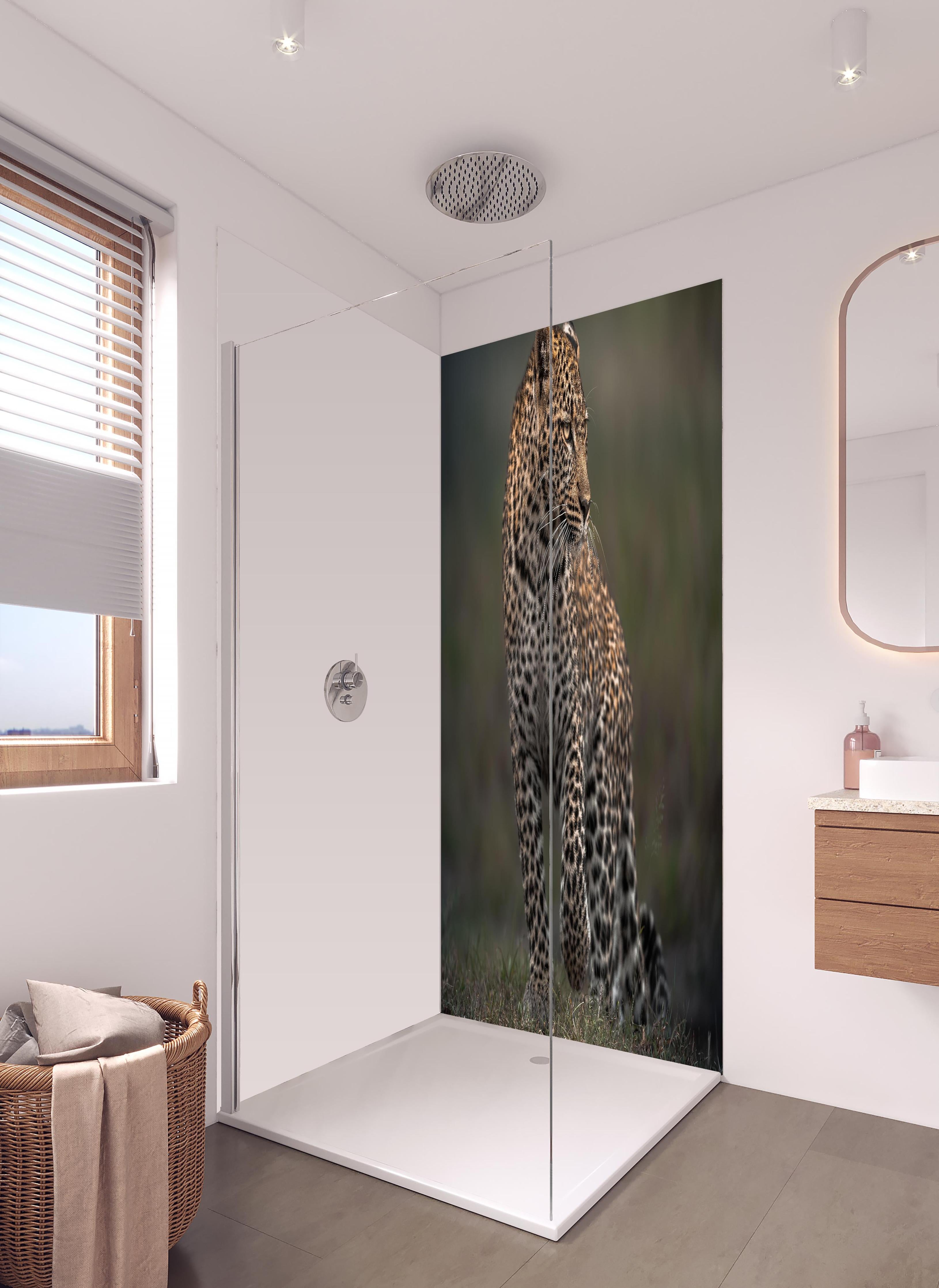 Duschrückwand - Fokussierter Leopard - Savanne in hellem Badezimmer mit Regenduschkopf - zweiteilige Eck-Duschrückwand