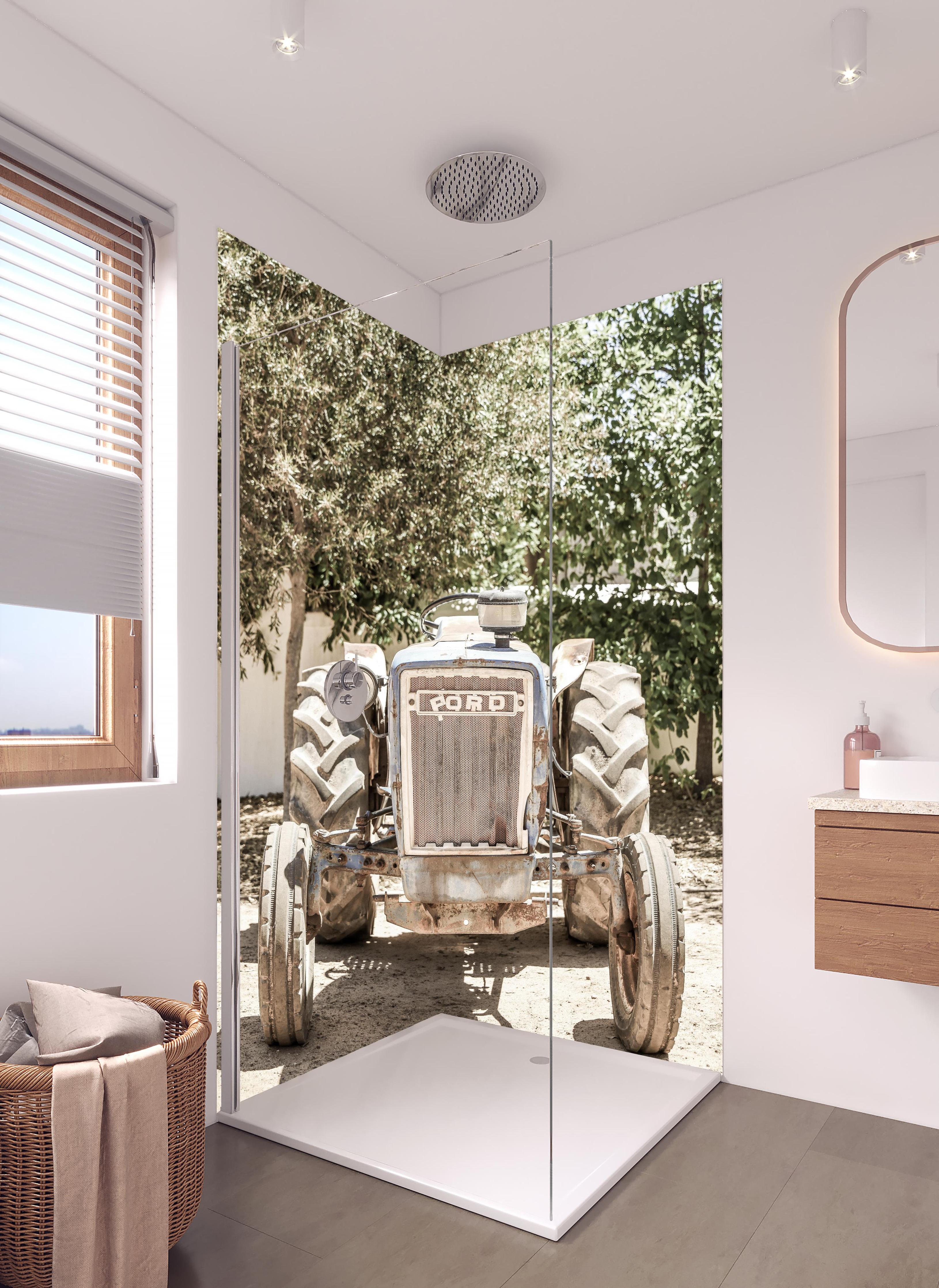 Duschrückwand - Ford Traktor in hellem Badezimmer mit Regenduschkopf - zweiteilige Eck-Duschrückwand