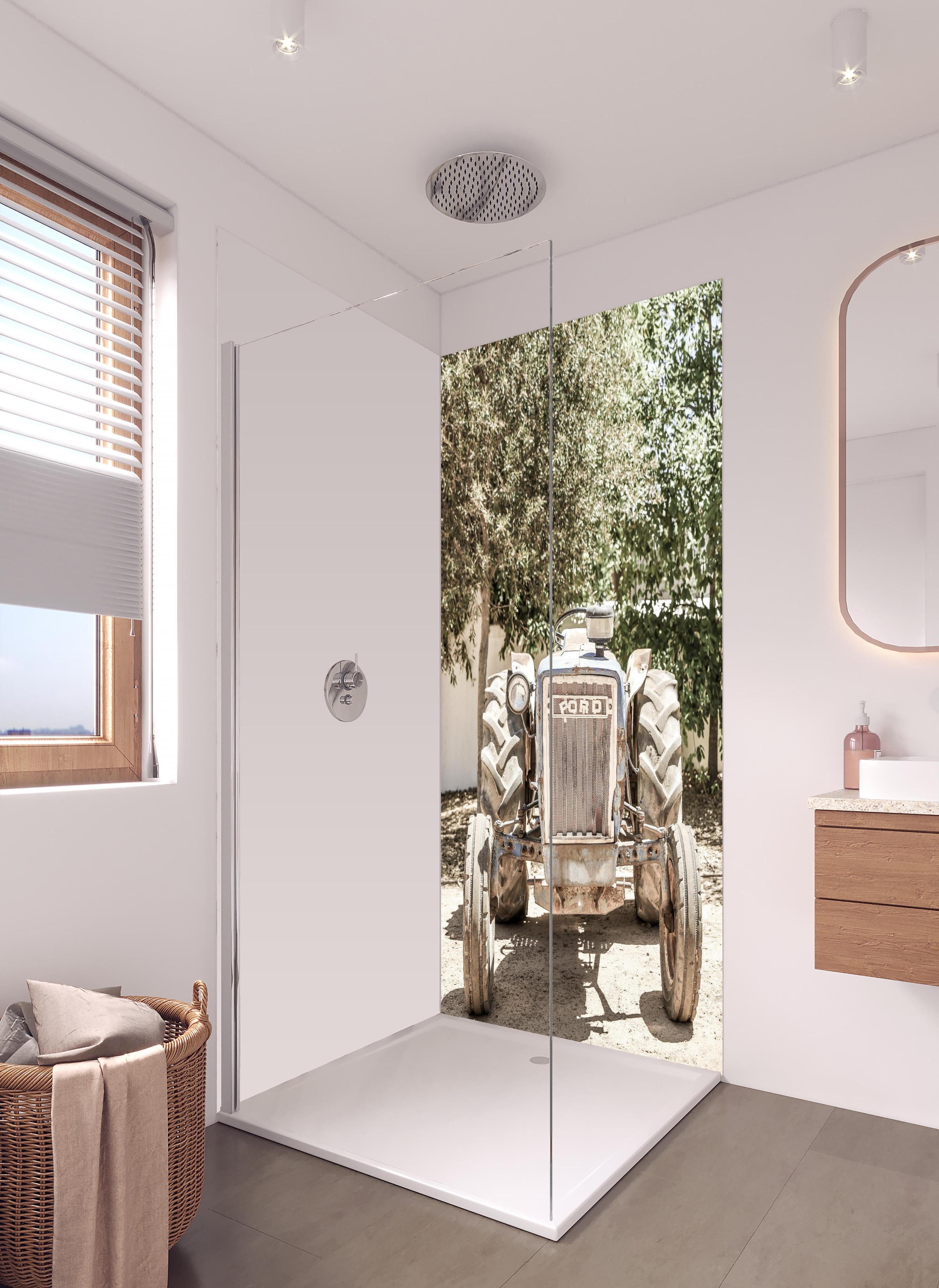 Duschrückwand - Ford Traktor in hellem Badezimmer mit Regenduschkopf - zweiteilige Eck-Duschrückwand