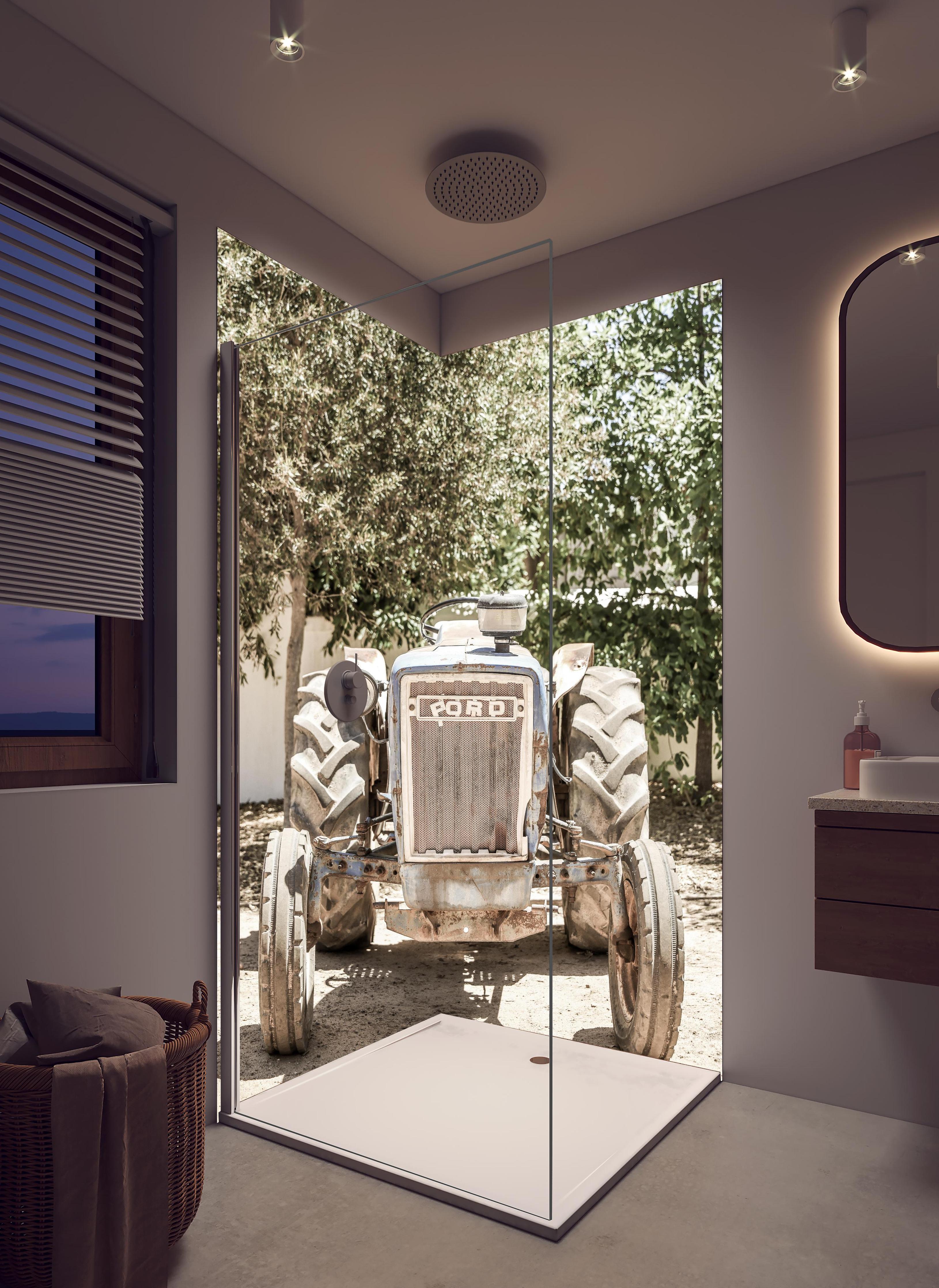 Duschrückwand - Ford Traktor in hellem Badezimmer mit Regenduschkopf - zweiteilige Eck-Duschrückwand