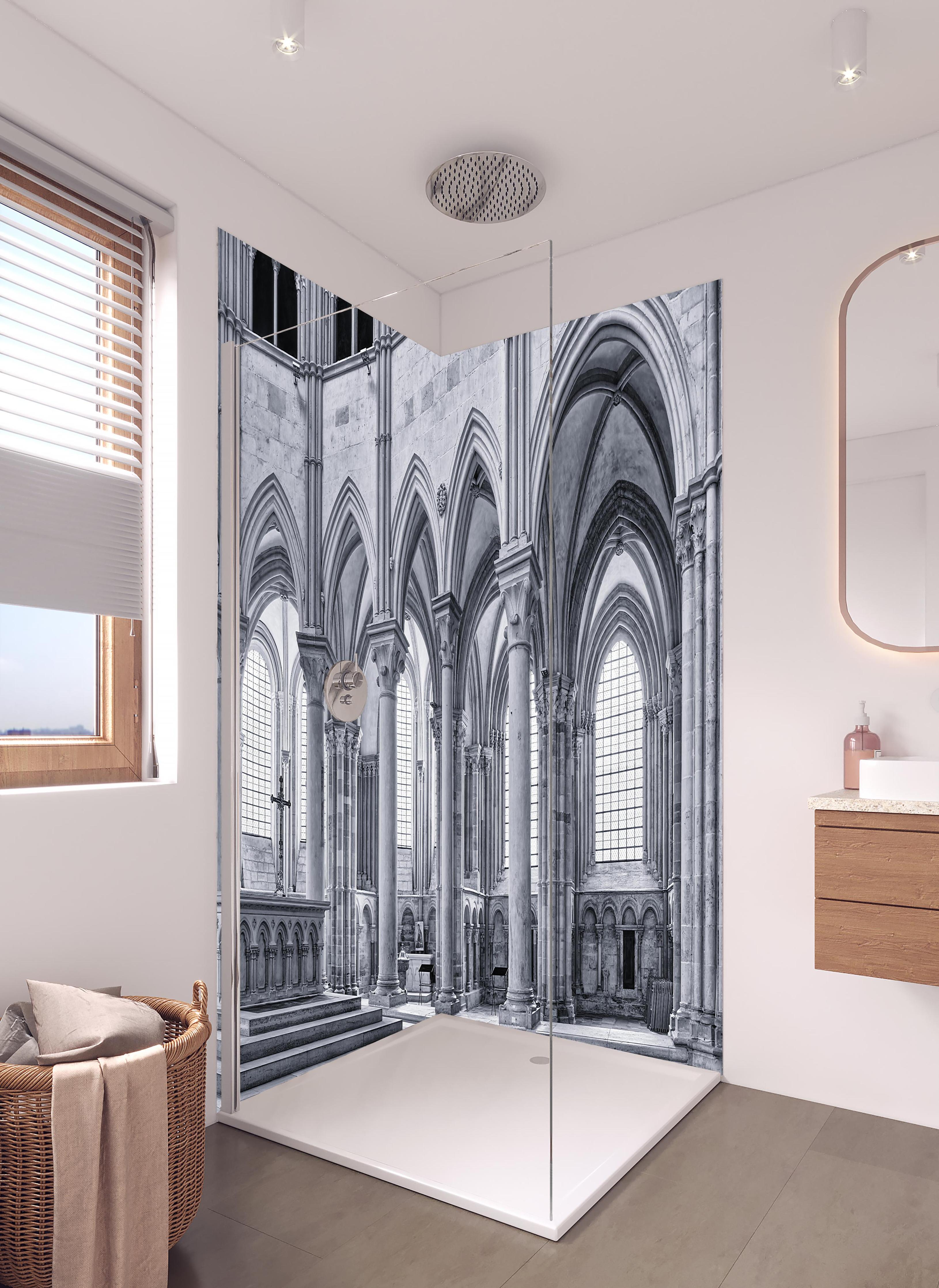 Duschrückwand - Französische Kapelle - Christentum in hellem Badezimmer mit Regenduschkopf - zweiteilige Eck-Duschrückwand