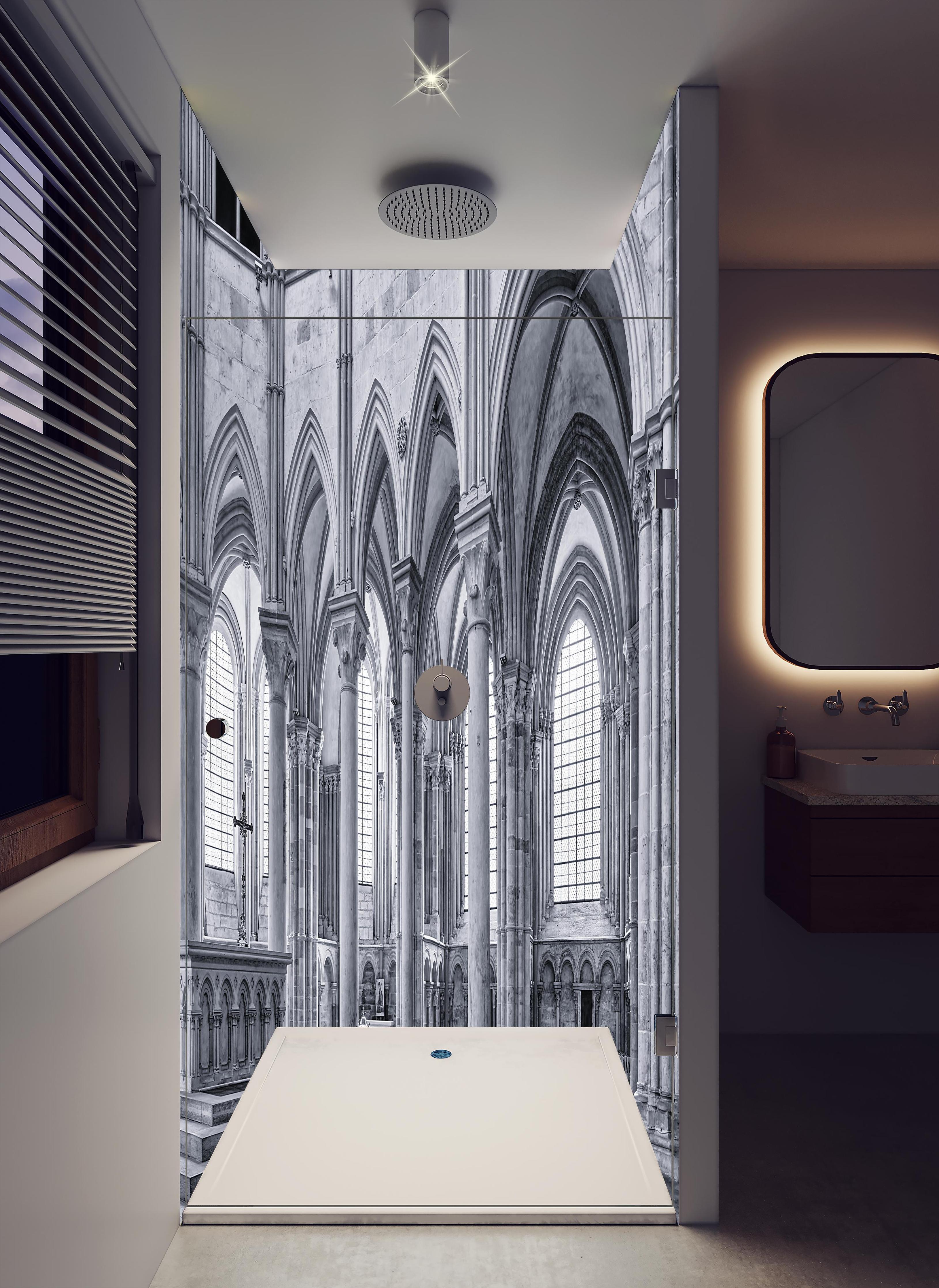 Duschrückwand - Französische Kapelle - Christentum in hellem Badezimmer mit Regenduschkopf - zweiteilige Eck-Duschrückwand