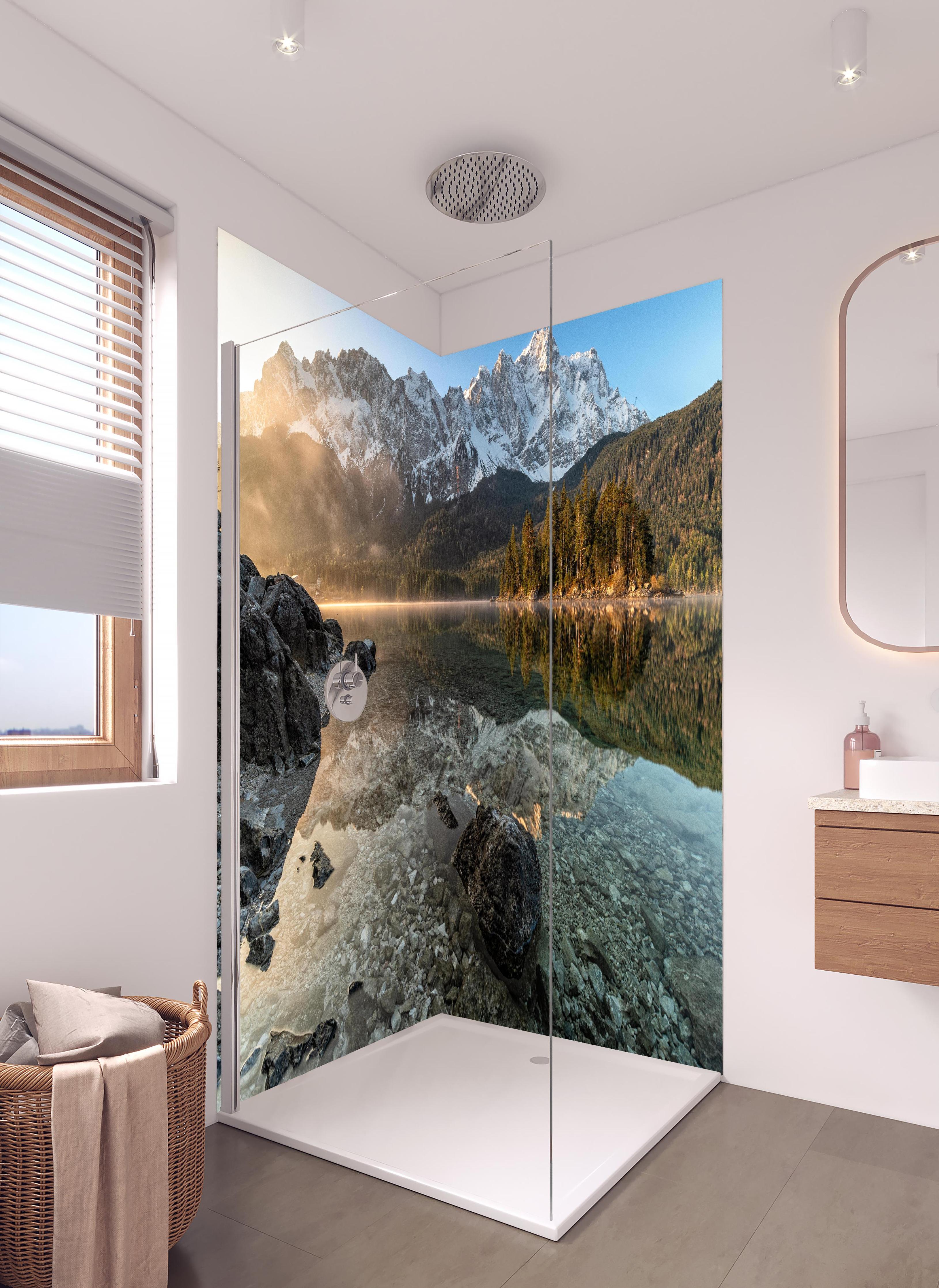 Duschrückwand - Friedliche Aussicht auf den Eibsee - Bayern in hellem Badezimmer mit Regenduschkopf - zweiteilige Eck-Duschrückwand