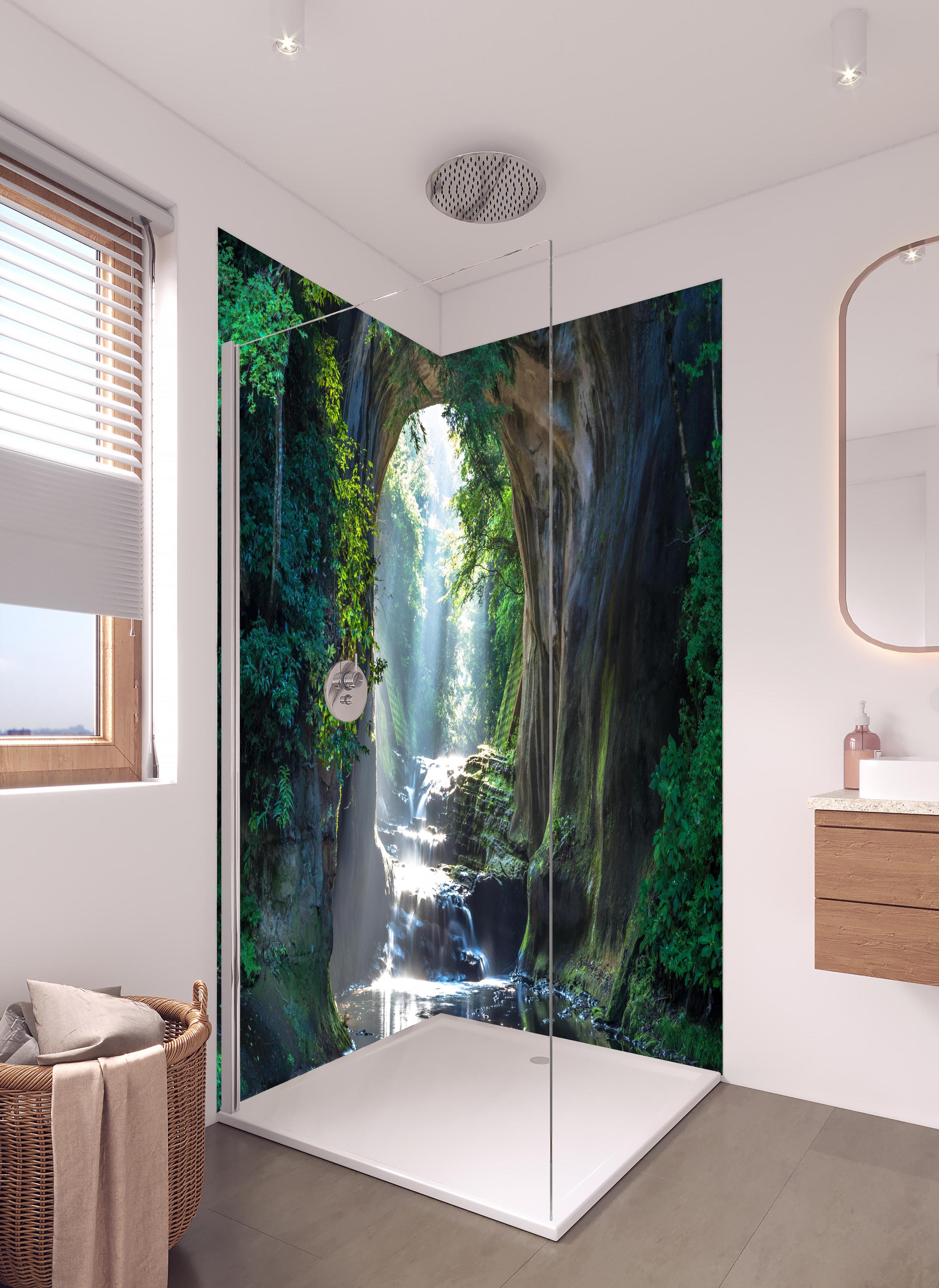 Duschrückwand - Friedlicher Chiba Wasserfall in hellem Badezimmer mit Regenduschkopf - zweiteilige Eck-Duschrückwand