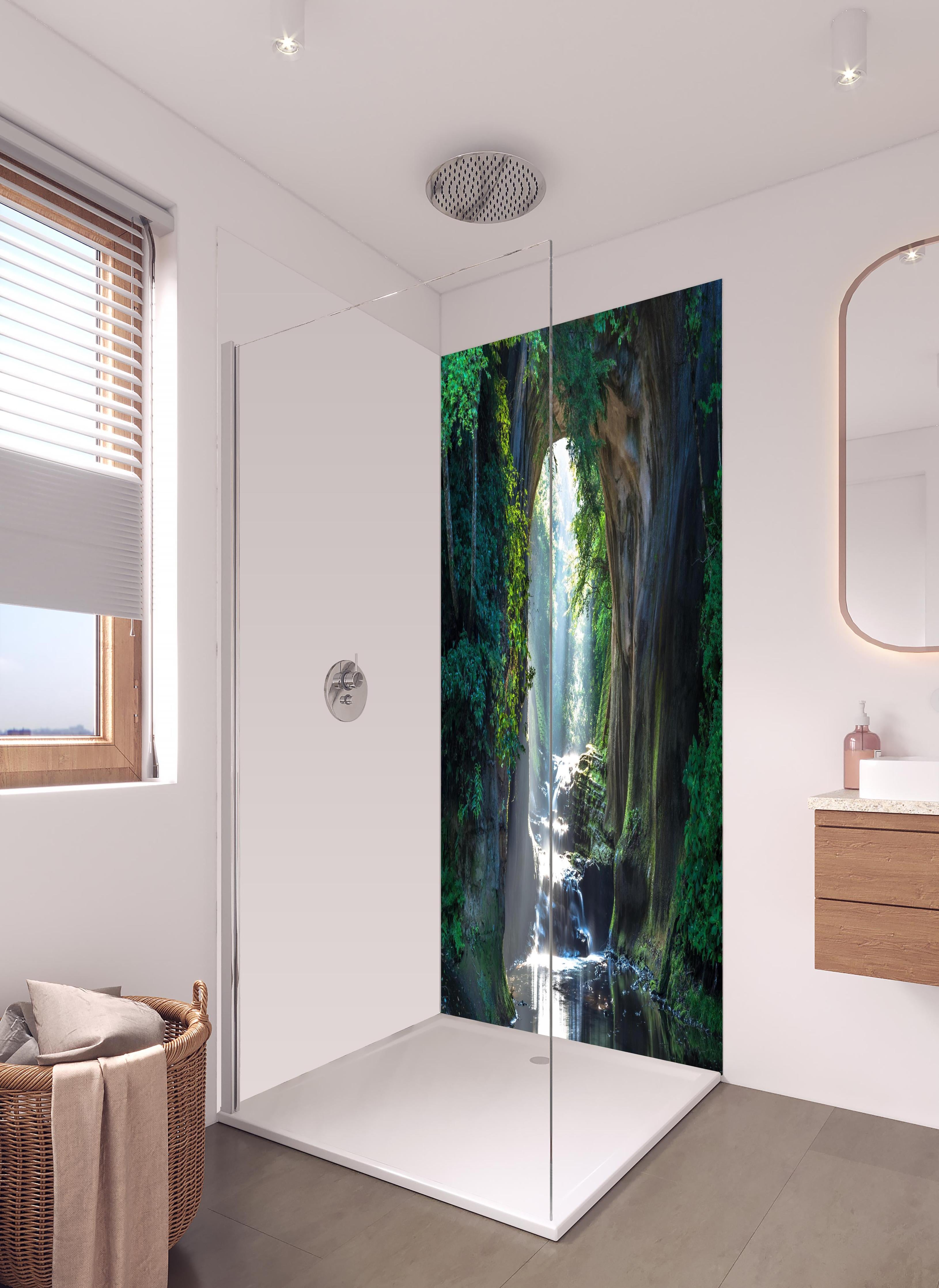 Duschrückwand - Friedlicher Chiba Wasserfall in hellem Badezimmer mit Regenduschkopf - zweiteilige Eck-Duschrückwand