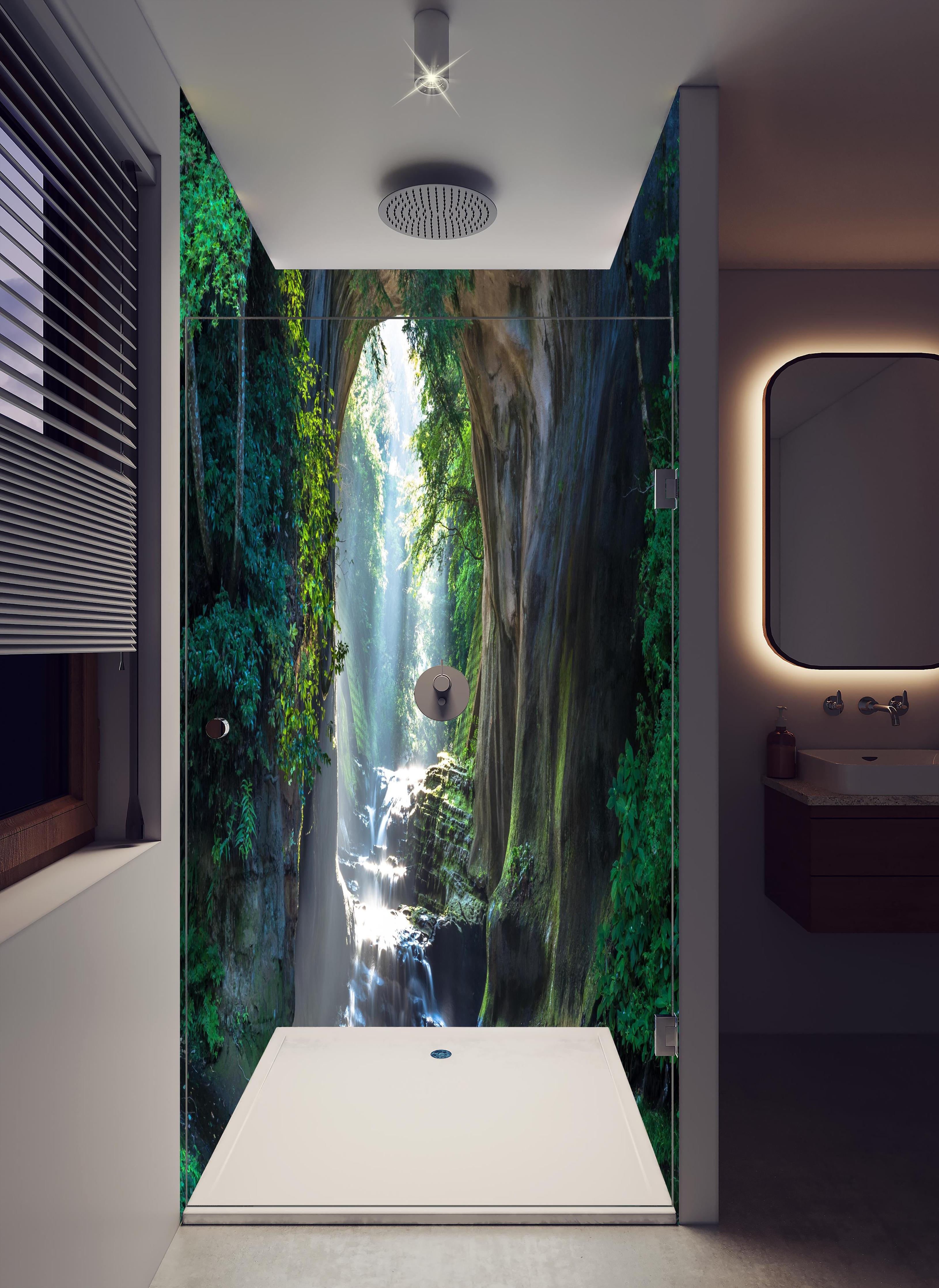 Duschrückwand - Friedlicher Chiba Wasserfall in hellem Badezimmer mit Regenduschkopf - zweiteilige Eck-Duschrückwand
