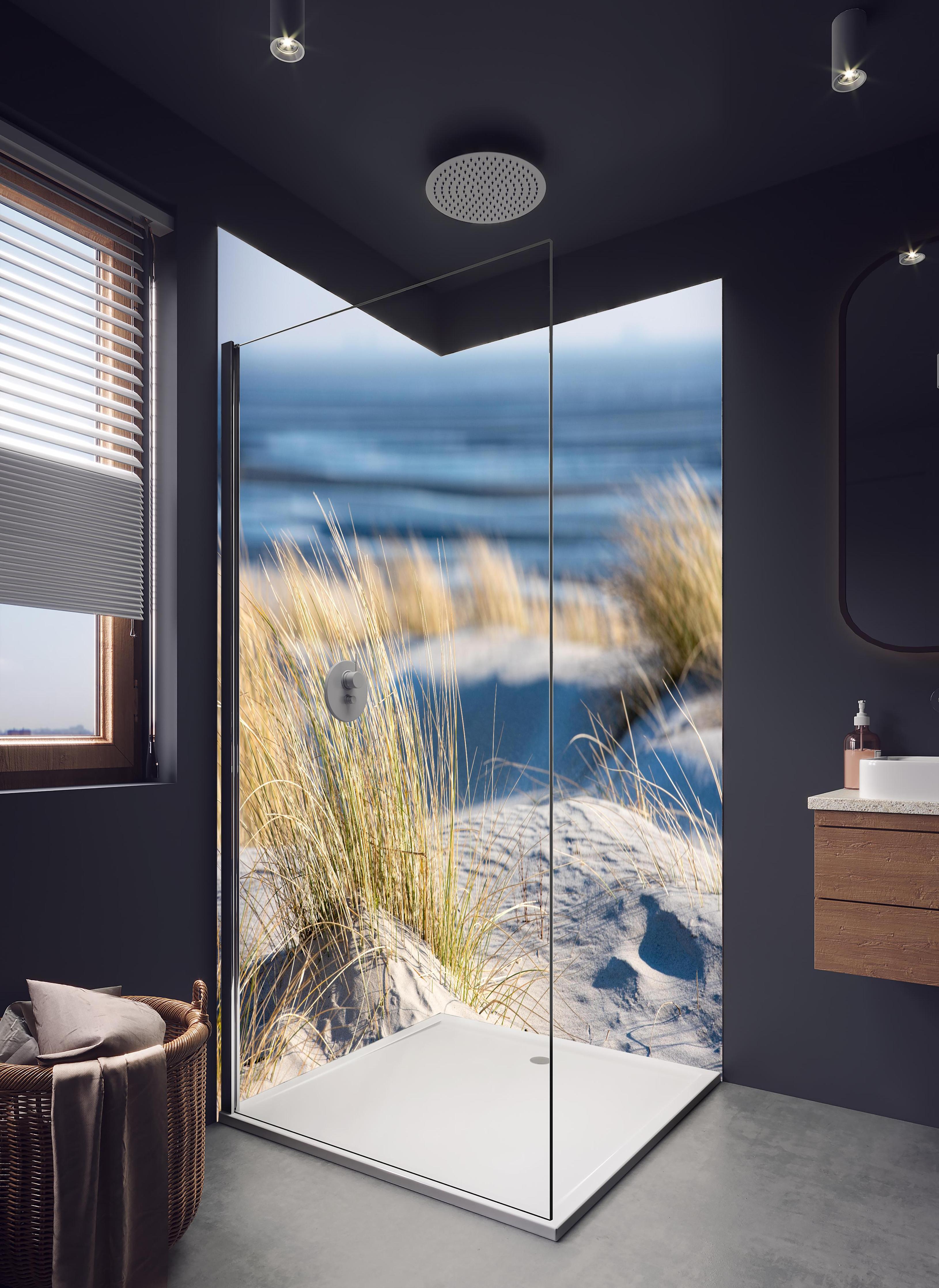 Duschrückwand - Friedlicher Strand - Nordsee in hellem Badezimmer mit Regenduschkopf - zweiteilige Eck-Duschrückwand