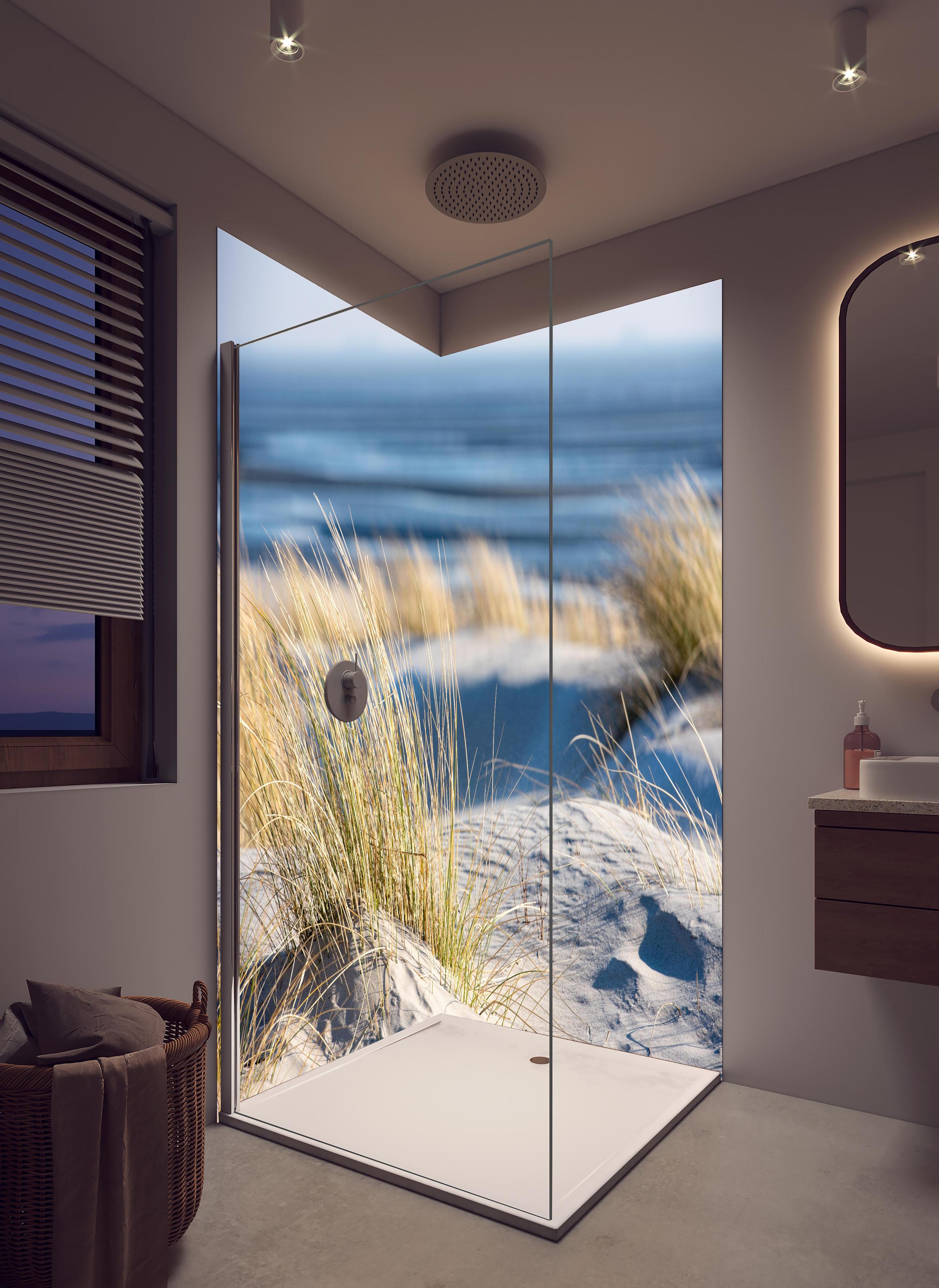Duschrückwand - Friedlicher Strand - Nordsee in hellem Badezimmer mit Regenduschkopf - zweiteilige Eck-Duschrückwand
