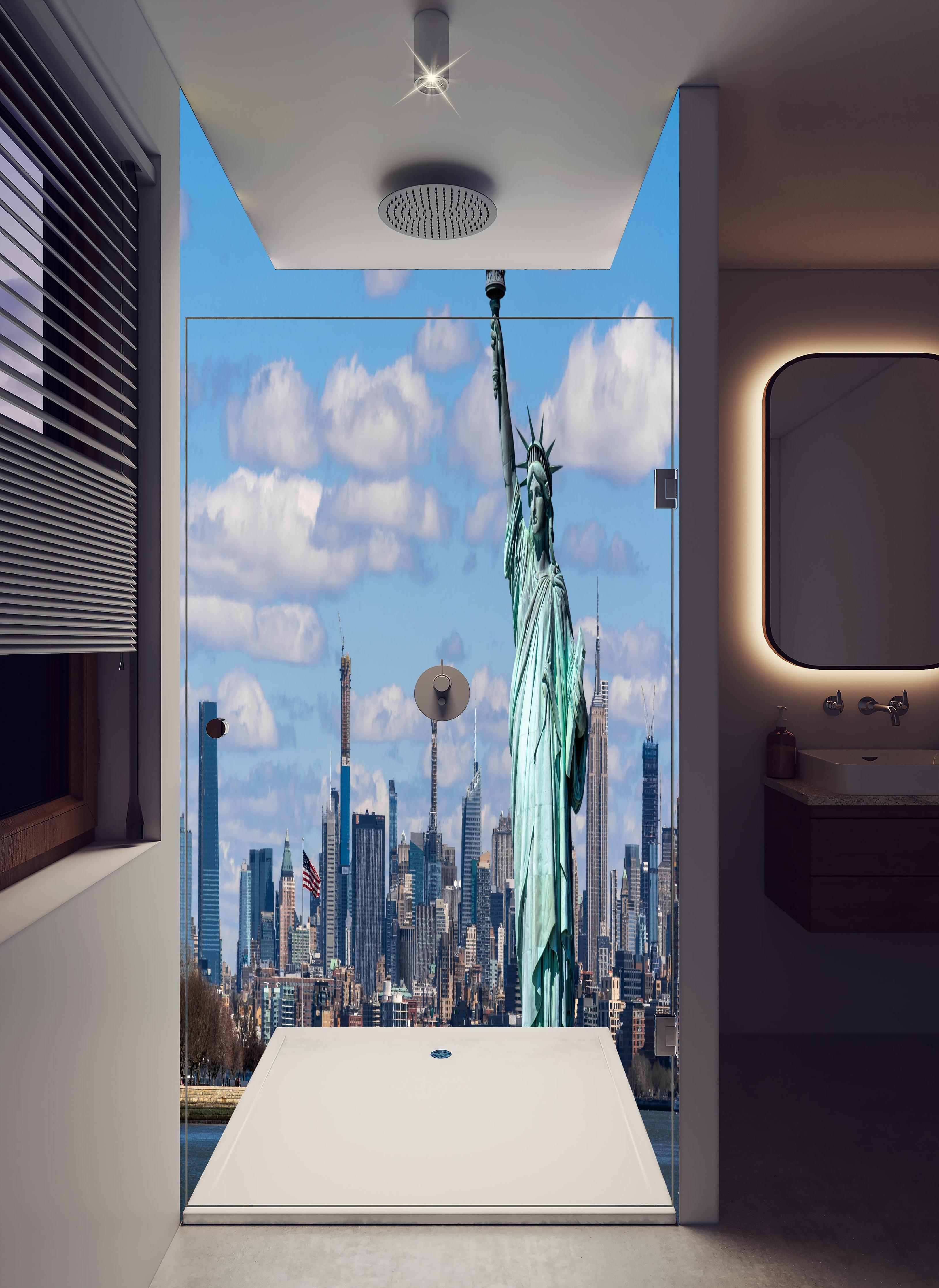 Duschrückwand - Friedlicher Waldausblick im Almenland in hellem Badezimmer mit Regenduschkopf - zweiteilige Eck-Duschrückwand