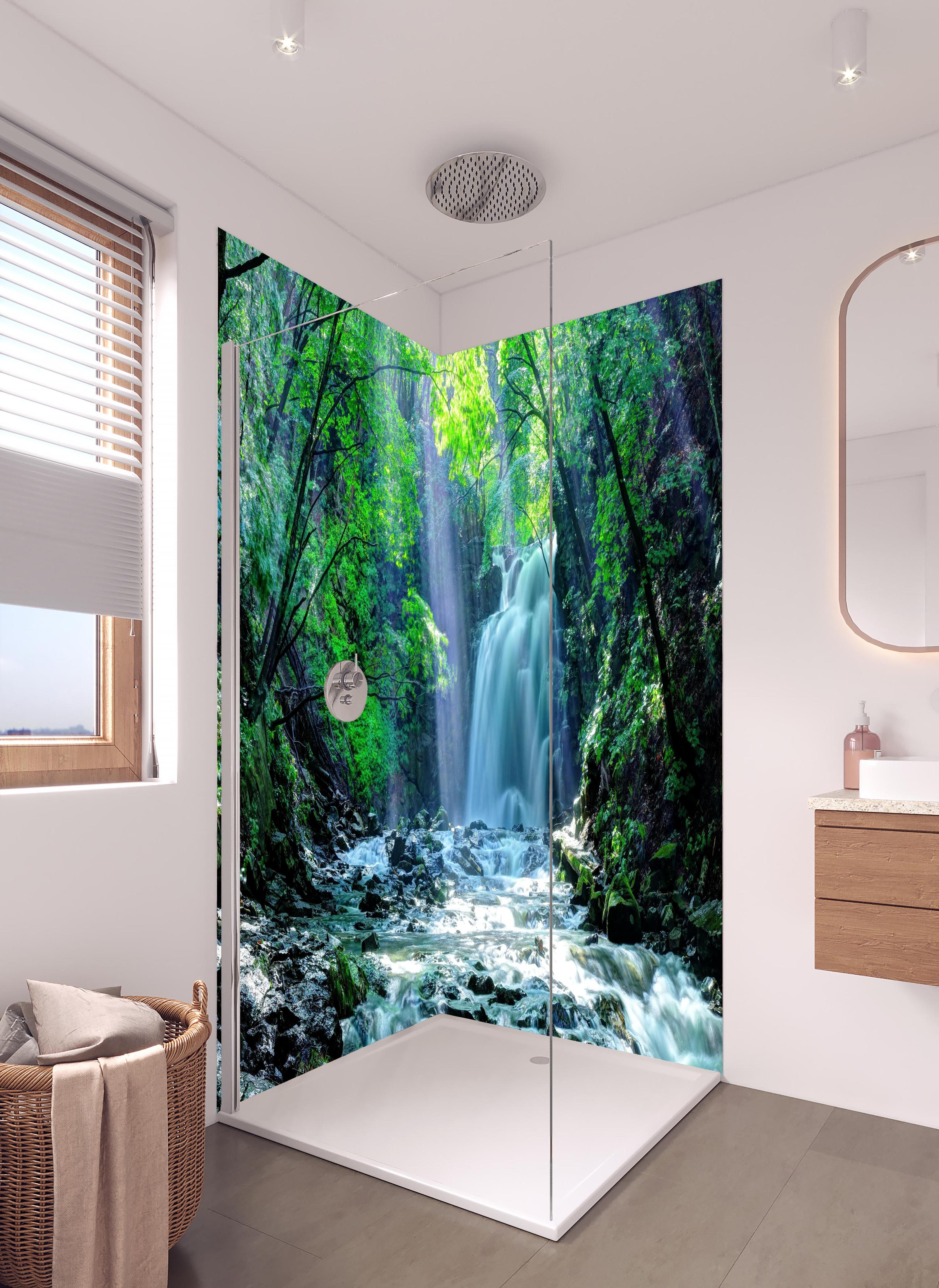 Duschrückwand - Friedlicher Wasserfall im Wald von Asama in hellem Badezimmer mit Regenduschkopf - zweiteilige Eck-Duschrückwand