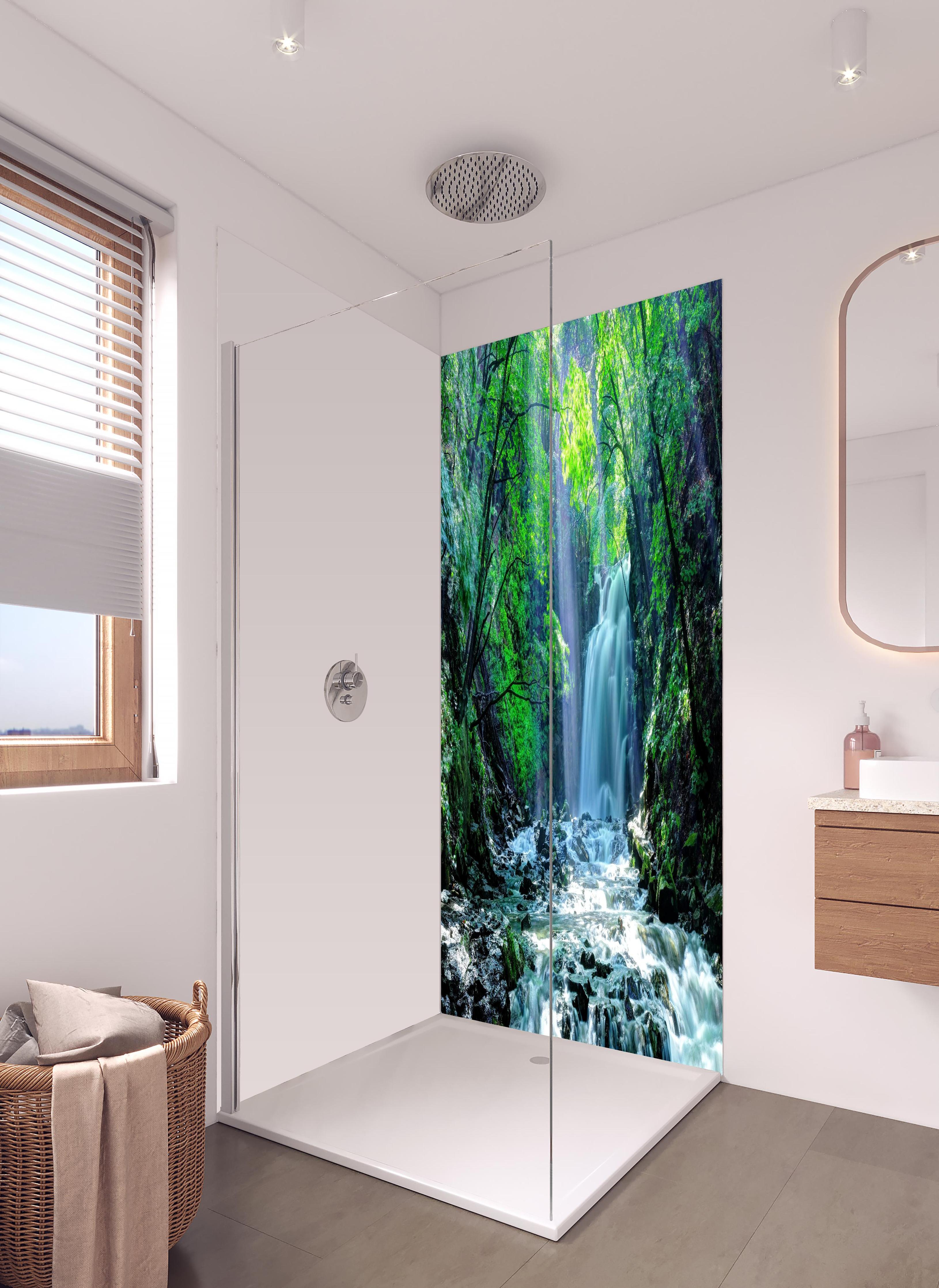 Duschrückwand - Friedlicher Wasserfall im Wald von Asama in hellem Badezimmer mit Regenduschkopf - zweiteilige Eck-Duschrückwand