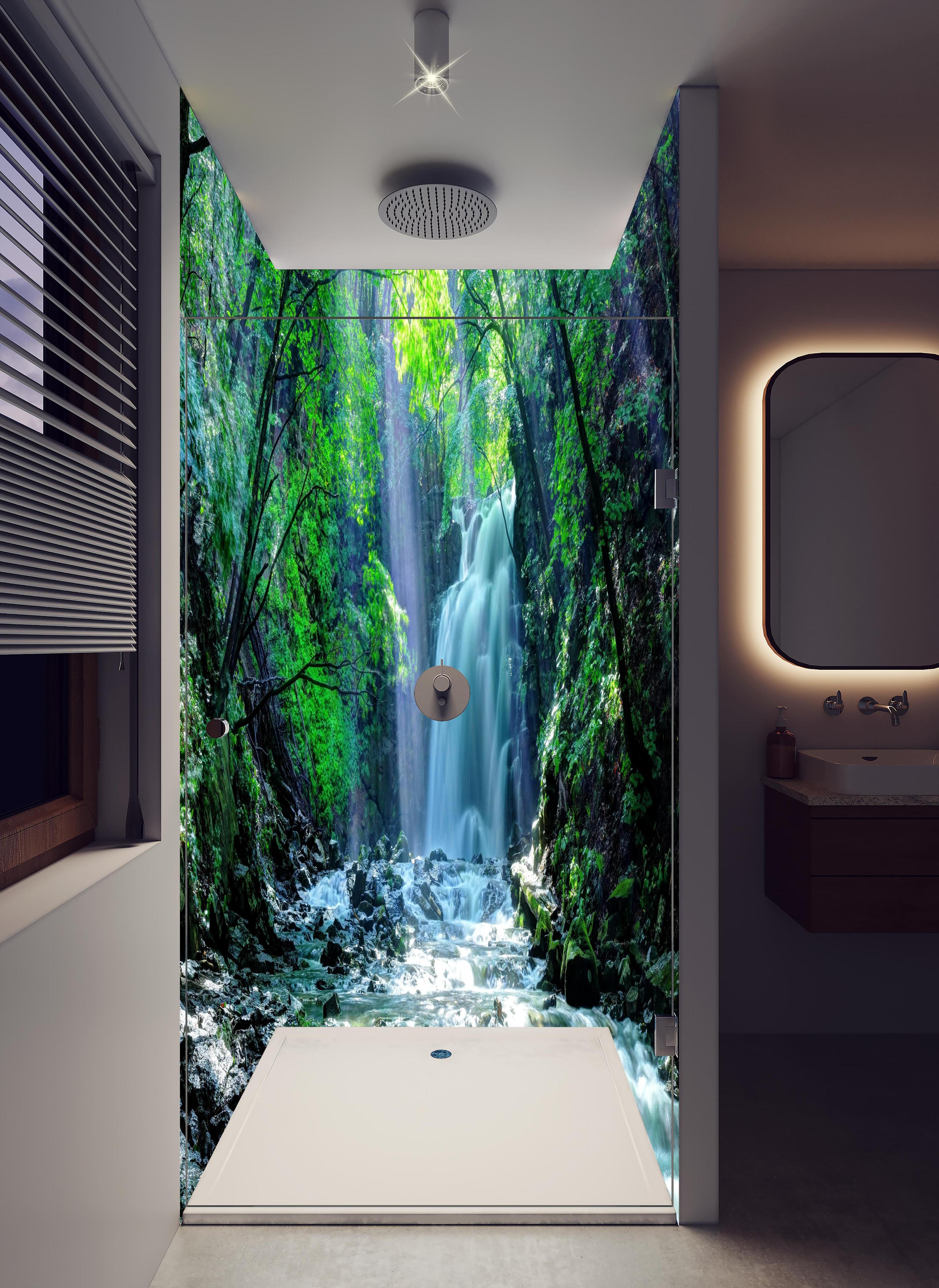 Duschrückwand - Friedlicher Wasserfall im Wald von Asama in hellem Badezimmer mit Regenduschkopf - zweiteilige Eck-Duschrückwand
