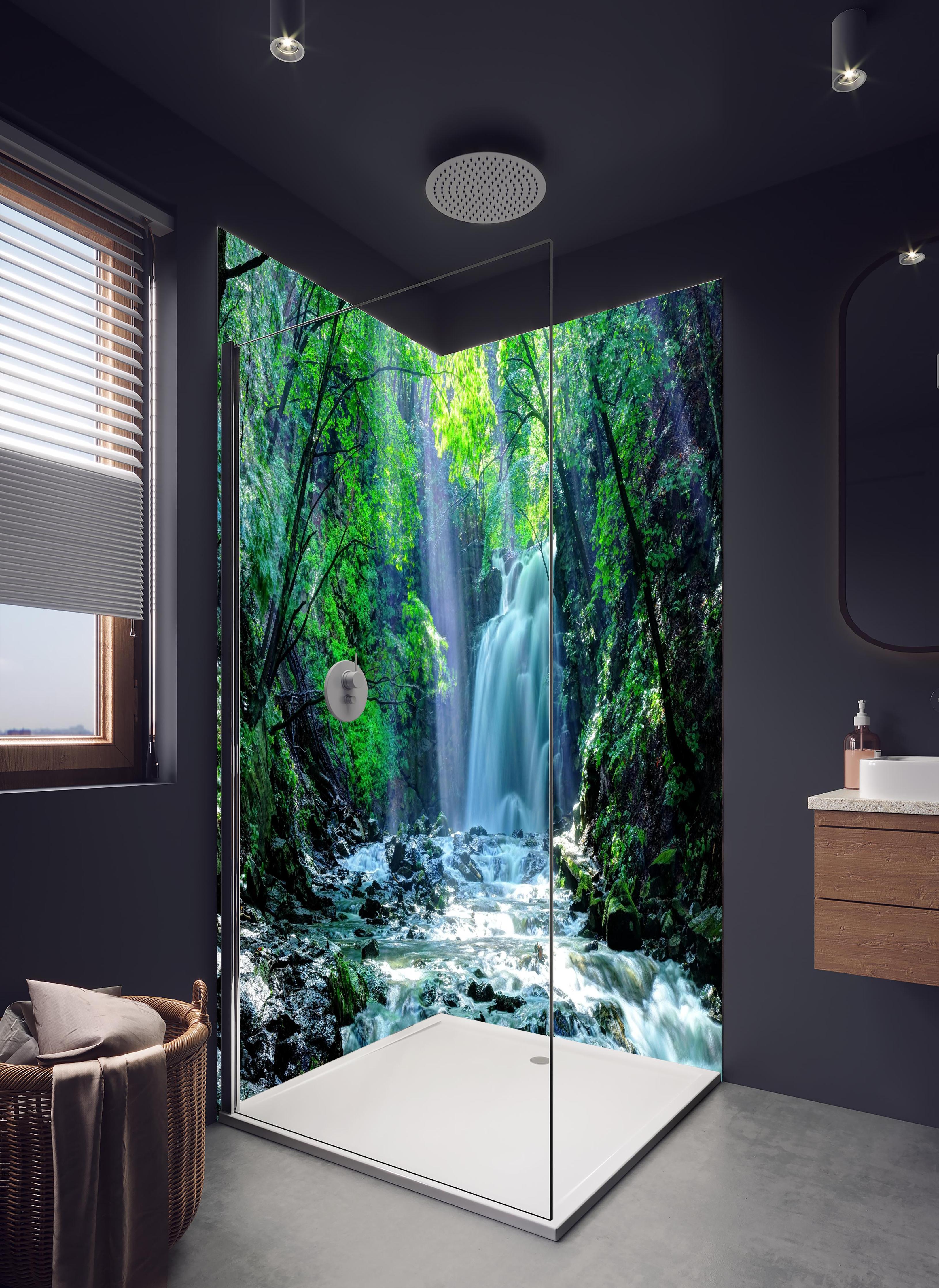 Duschrückwand - Friedlicher Wasserfall im Wald von Asama in hellem Badezimmer mit Regenduschkopf - zweiteilige Eck-Duschrückwand