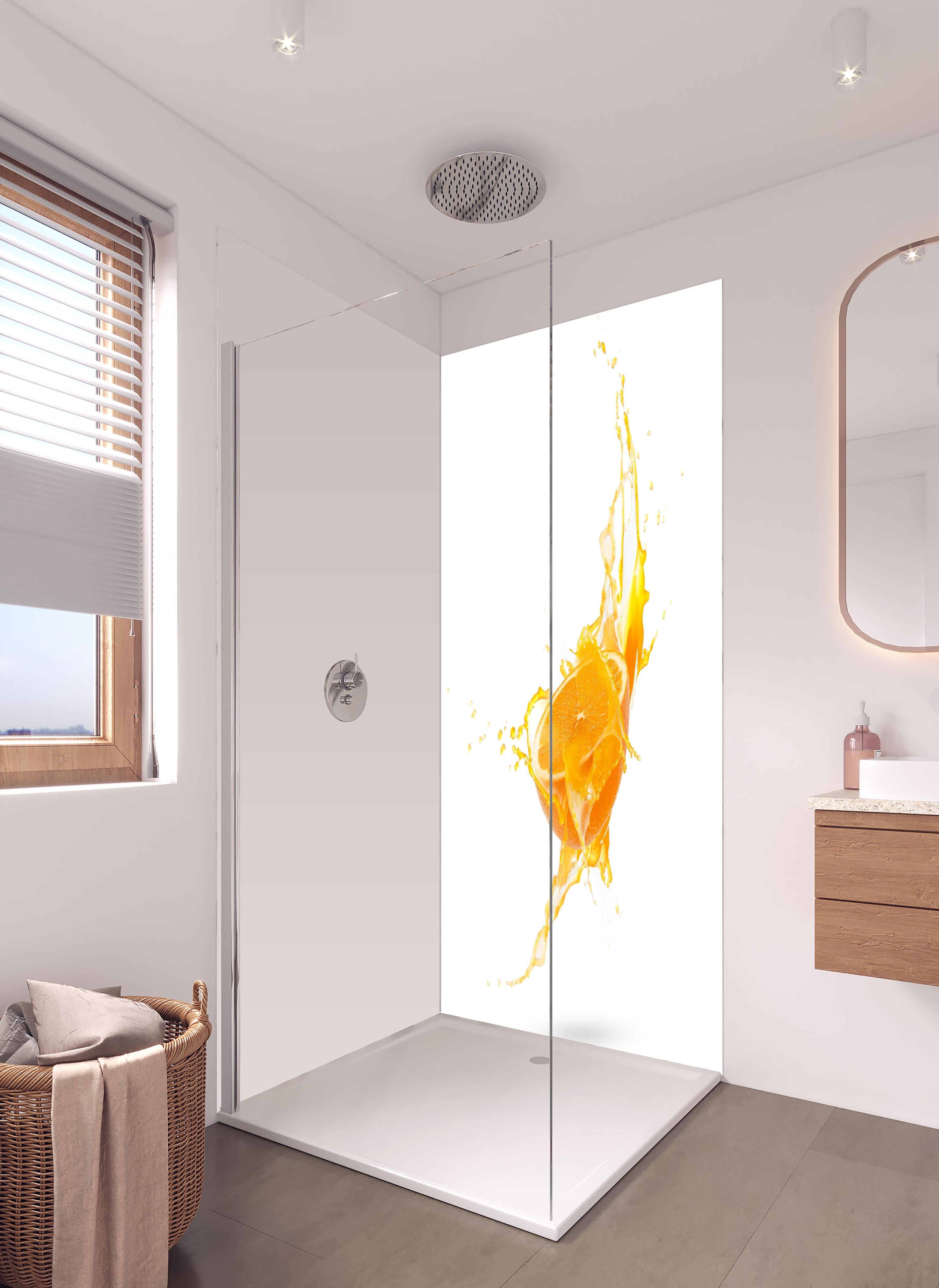 Duschrückwand - Frische Orangen-Hälfte mit Spritzwasser in hellem Badezimmer mit Regenduschkopf - zweiteilige Eck-Duschrückwand