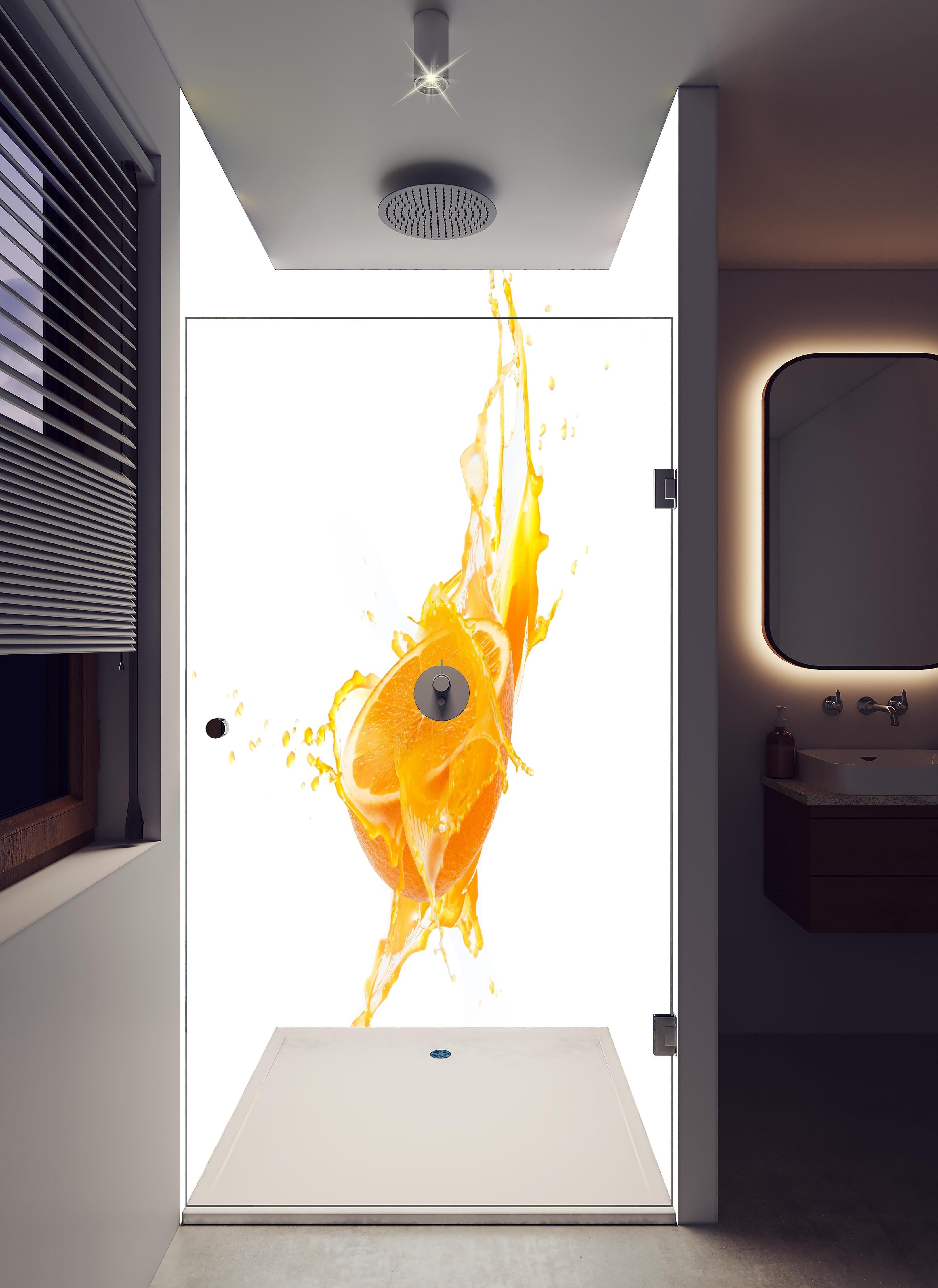Duschrückwand - Frische Orangen-Hälfte mit Spritzwasser in hellem Badezimmer mit Regenduschkopf - zweiteilige Eck-Duschrückwand