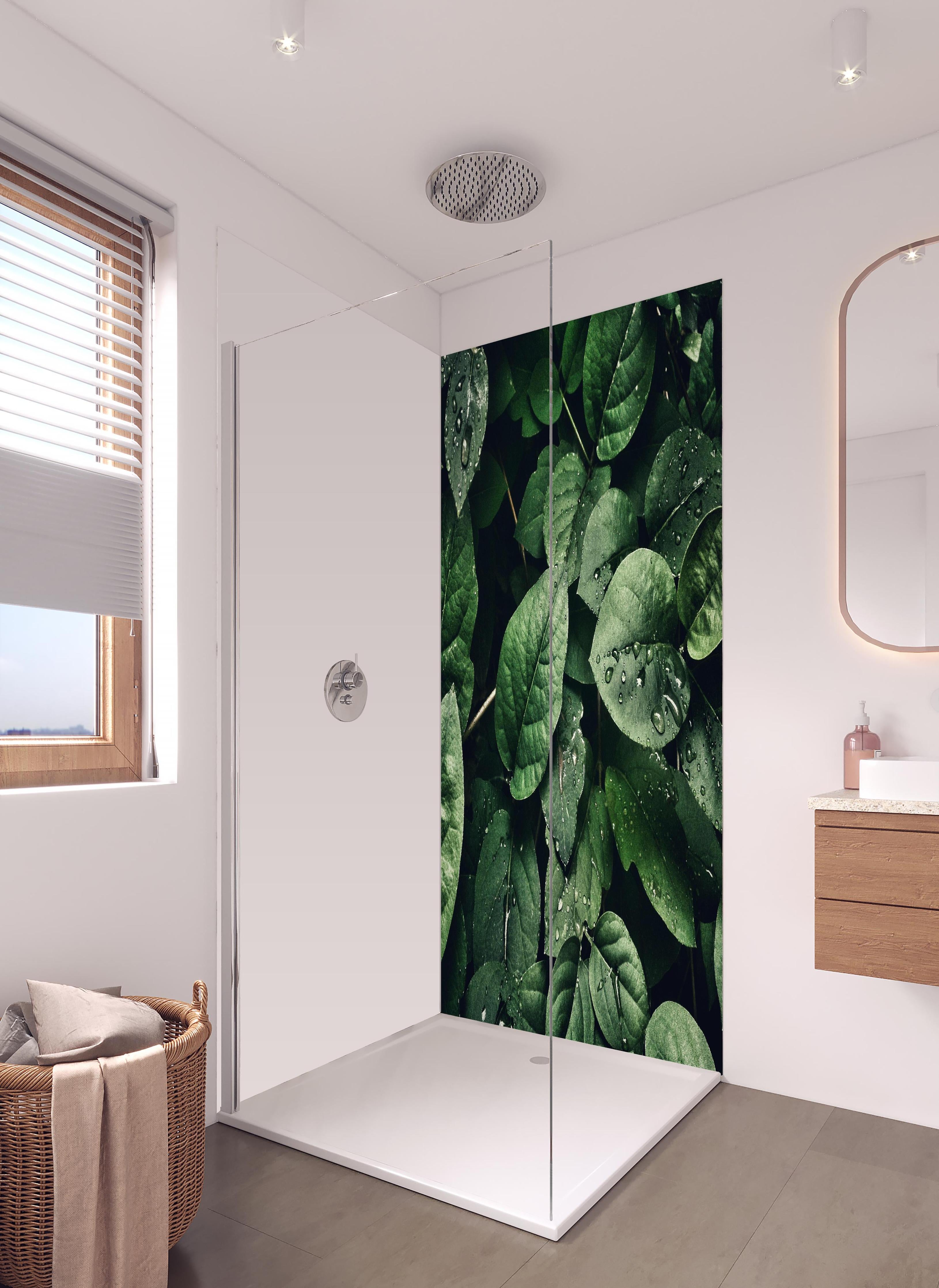 Duschrückwand - Frische Tropfen auf dunklen Blättern in hellem Badezimmer mit Regenduschkopf - zweiteilige Eck-Duschrückwand