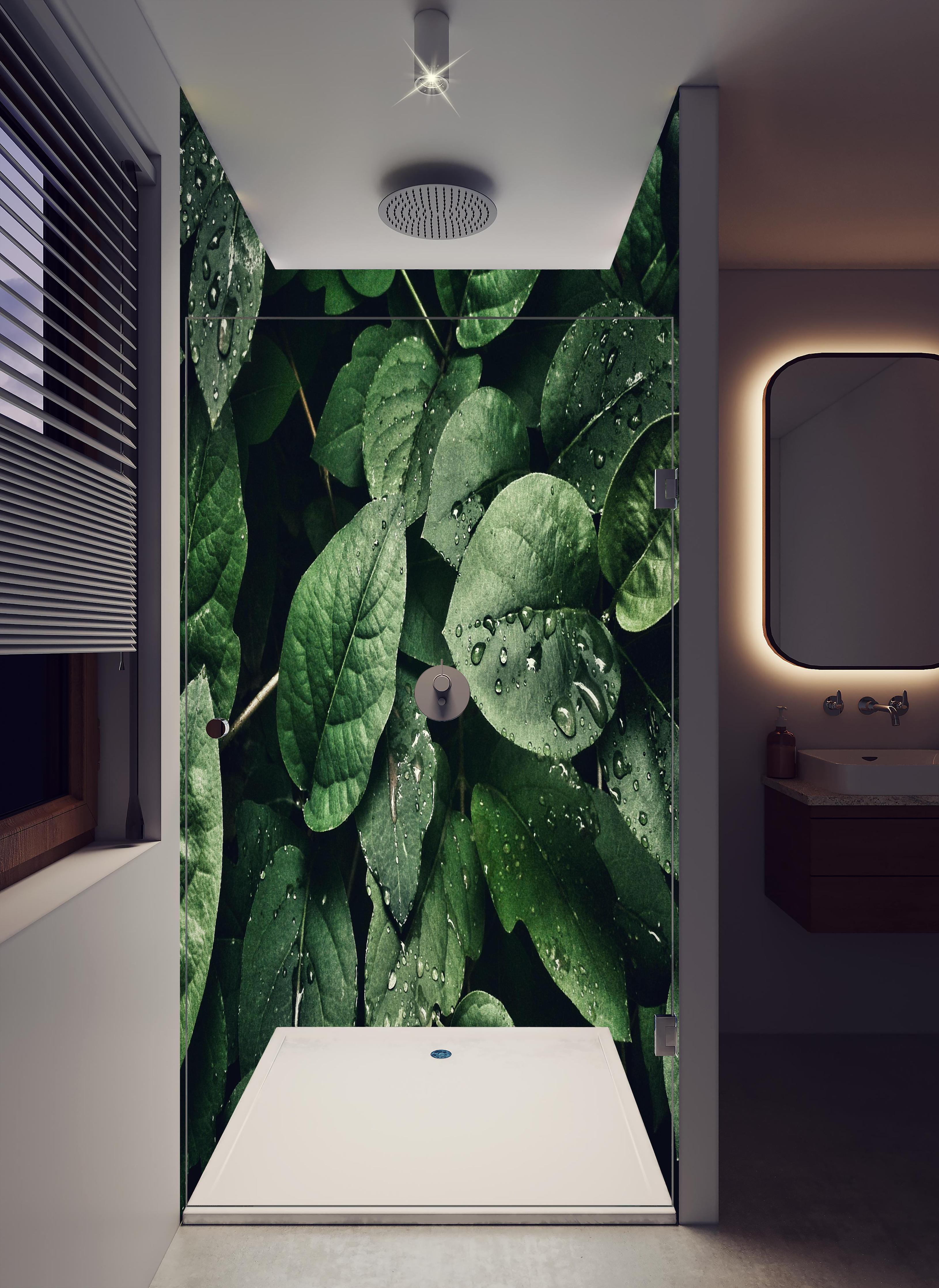 Duschrückwand - Frische Tropfen auf dunklen Blättern in hellem Badezimmer mit Regenduschkopf - zweiteilige Eck-Duschrückwand