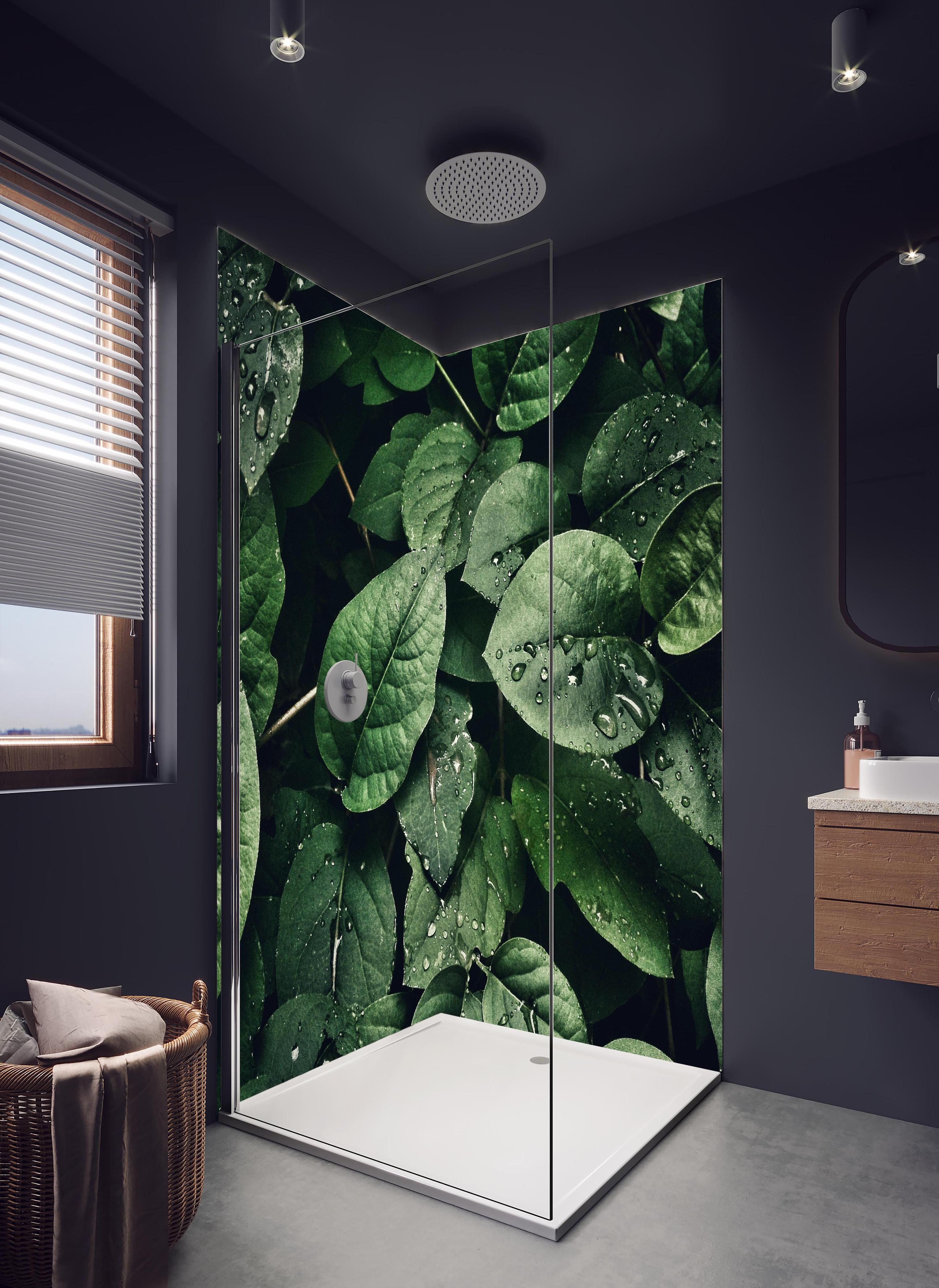 Duschrückwand - Frische Tropfen auf dunklen Blättern in hellem Badezimmer mit Regenduschkopf - zweiteilige Eck-Duschrückwand