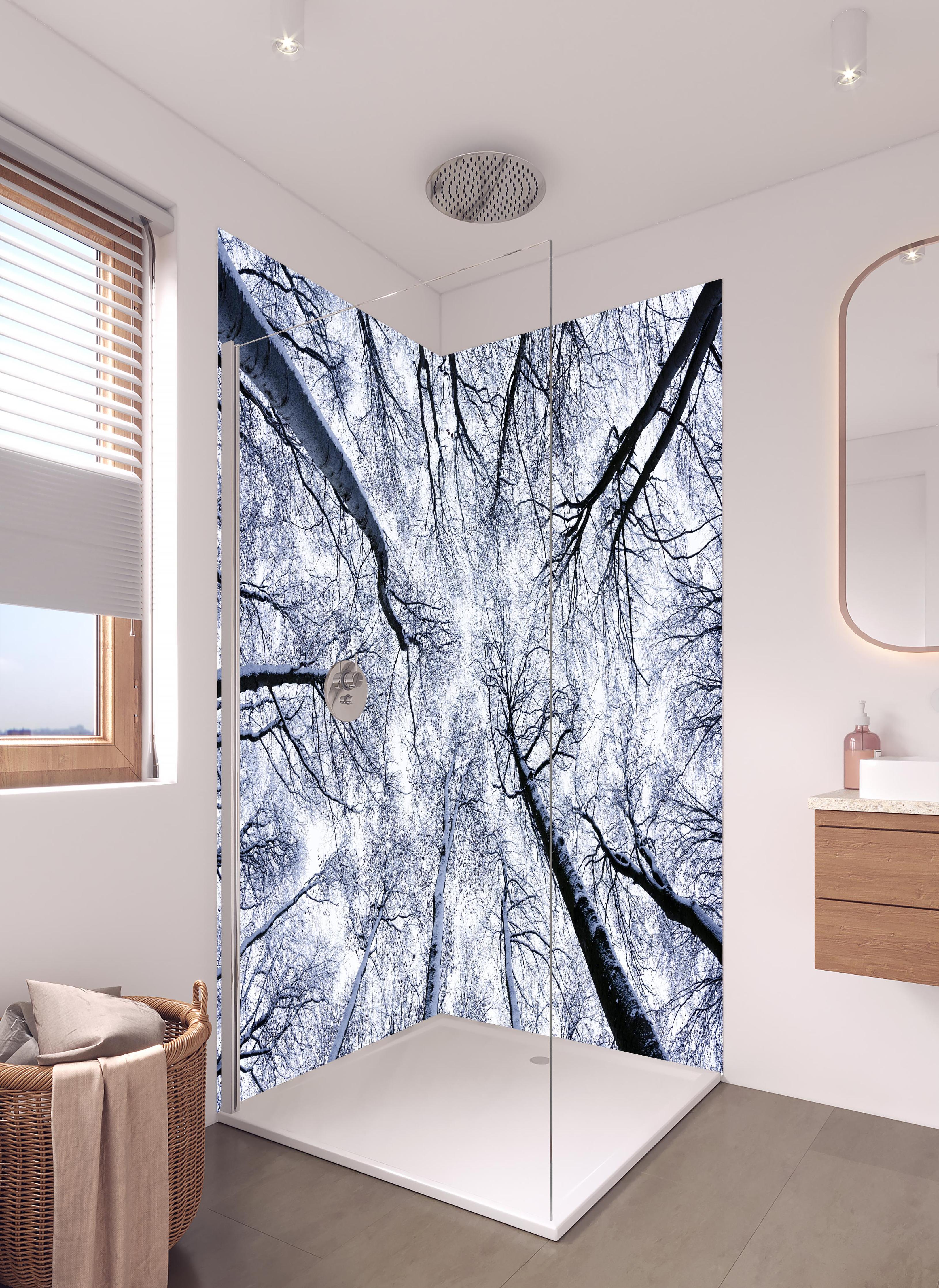 Duschrückwand - Frostiger Wald in hellem Badezimmer mit Regenduschkopf - zweiteilige Eck-Duschrückwand