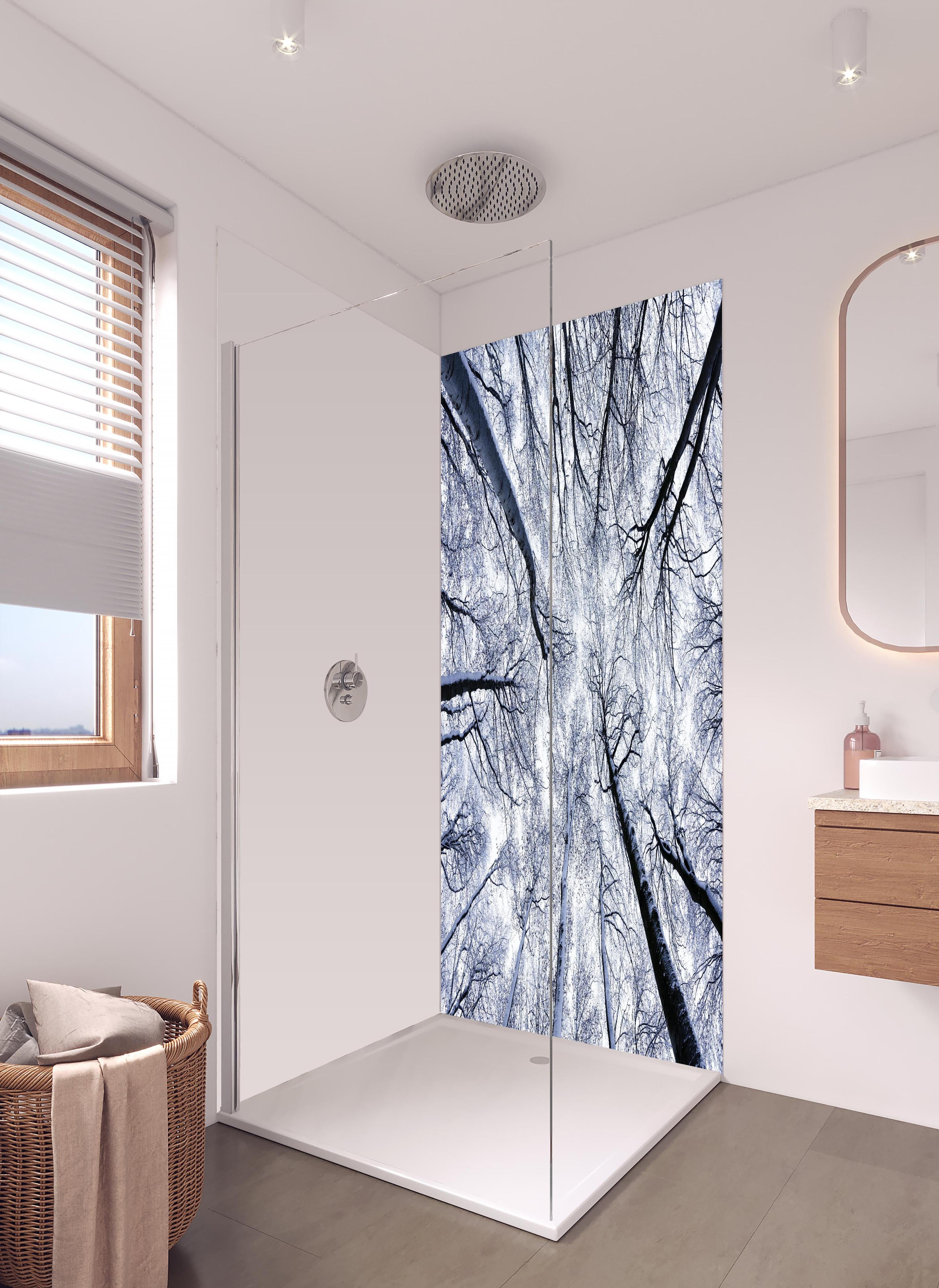 Duschrückwand - Frostiger Wald in hellem Badezimmer mit Regenduschkopf - zweiteilige Eck-Duschrückwand