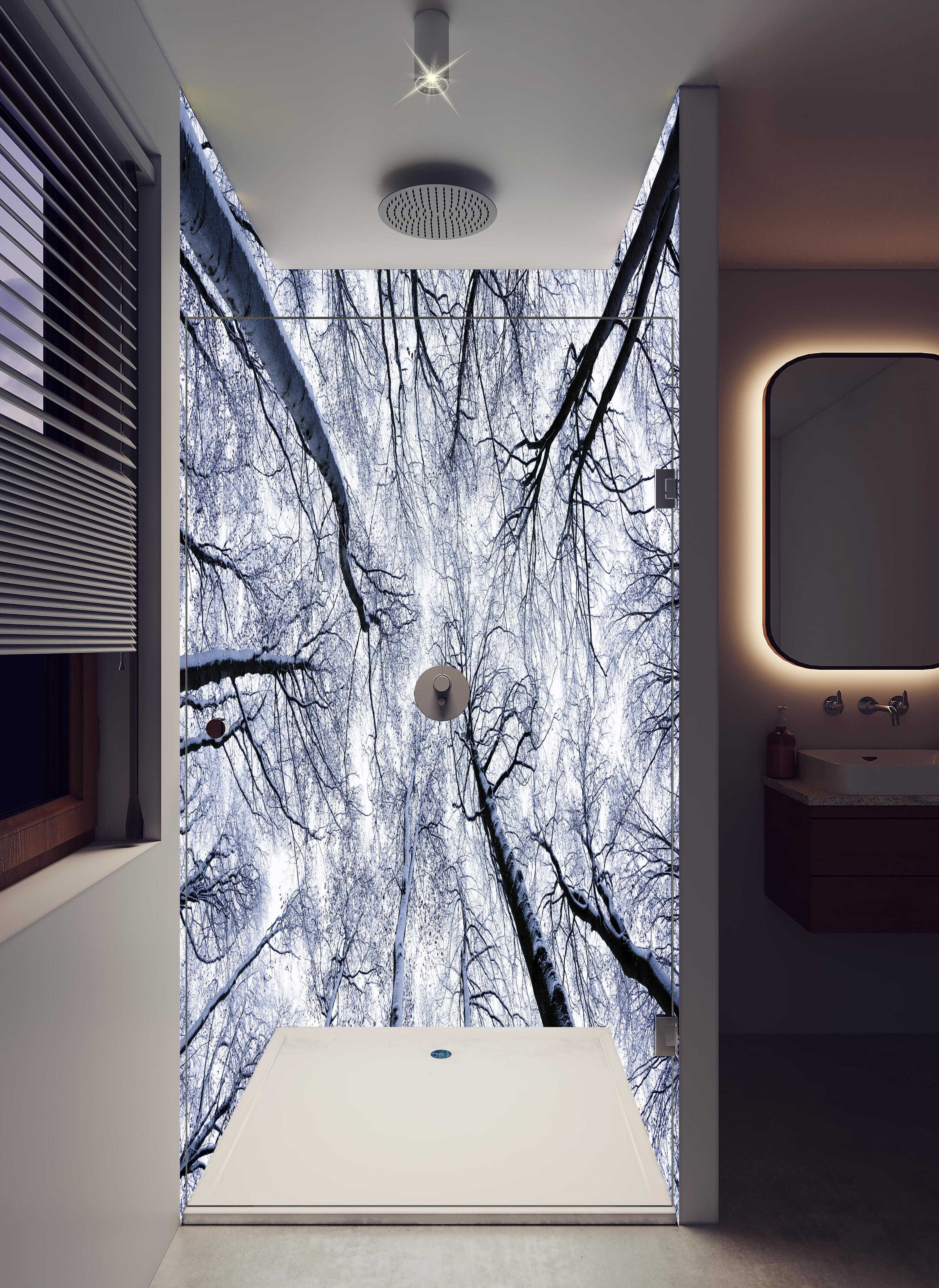 Duschrückwand - Frostiger Wald in hellem Badezimmer mit Regenduschkopf - zweiteilige Eck-Duschrückwand