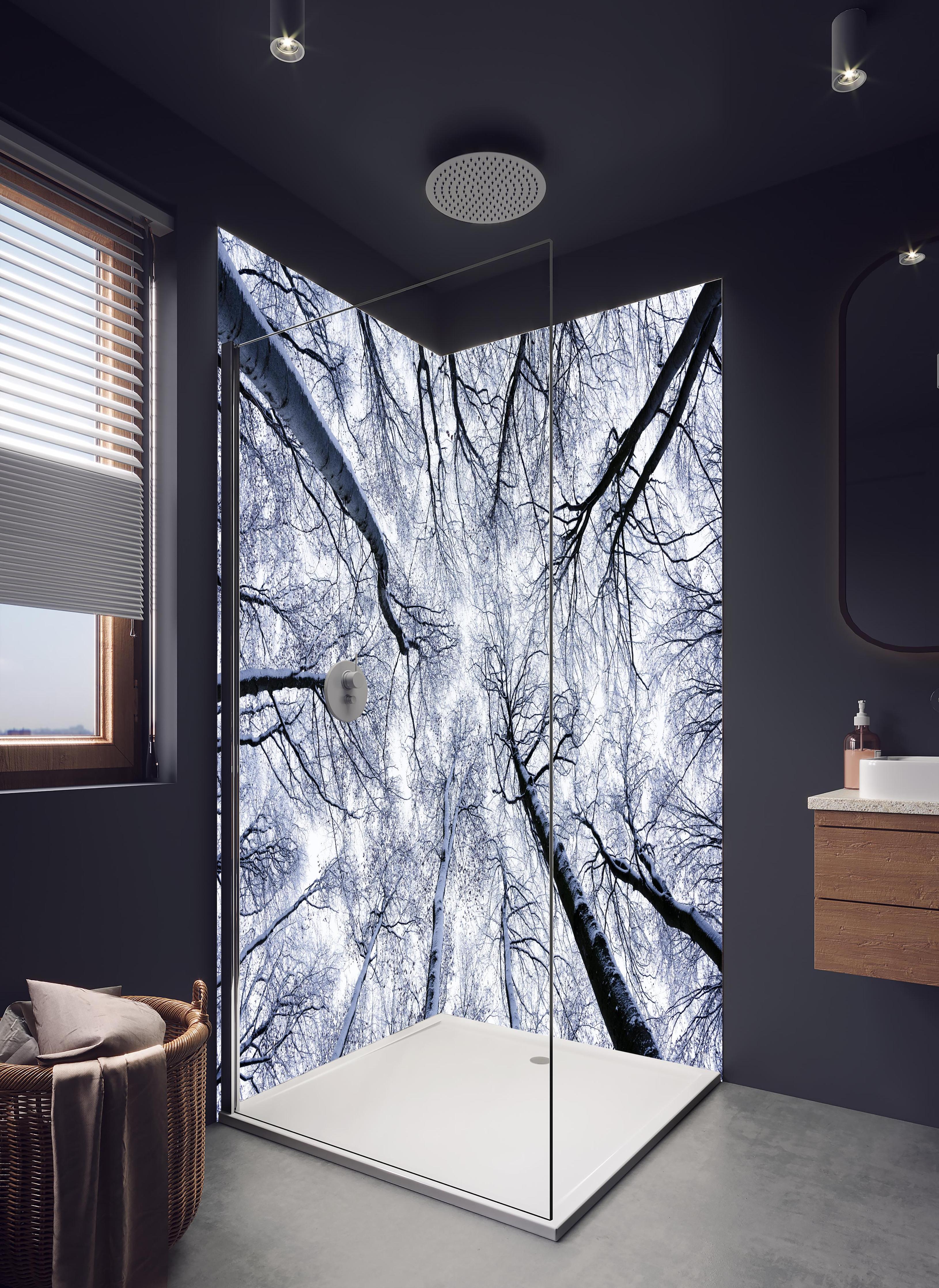 Duschrückwand - Frostiger Wald in hellem Badezimmer mit Regenduschkopf - zweiteilige Eck-Duschrückwand