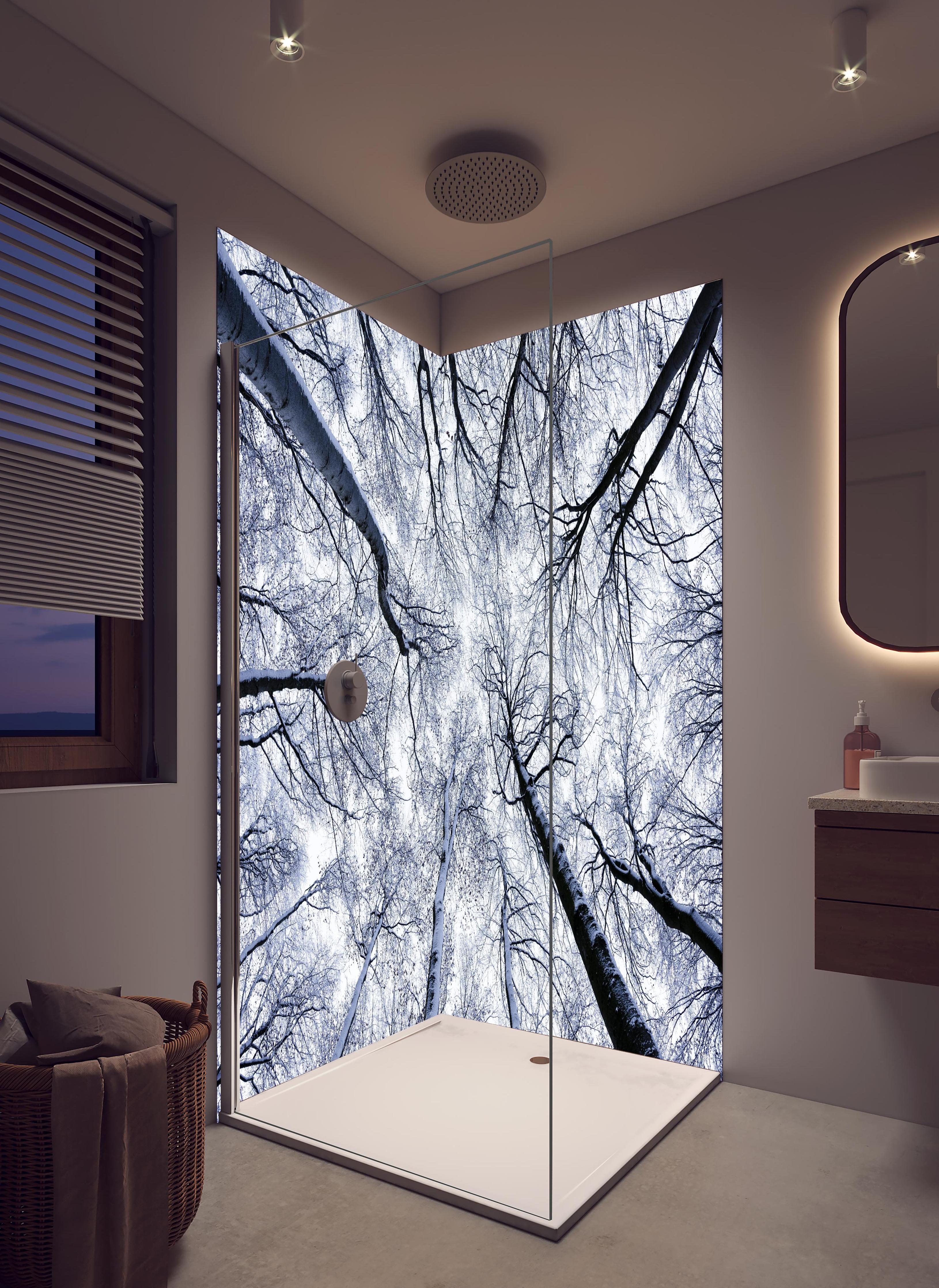 Duschrückwand - Frostiger Wald in hellem Badezimmer mit Regenduschkopf - zweiteilige Eck-Duschrückwand