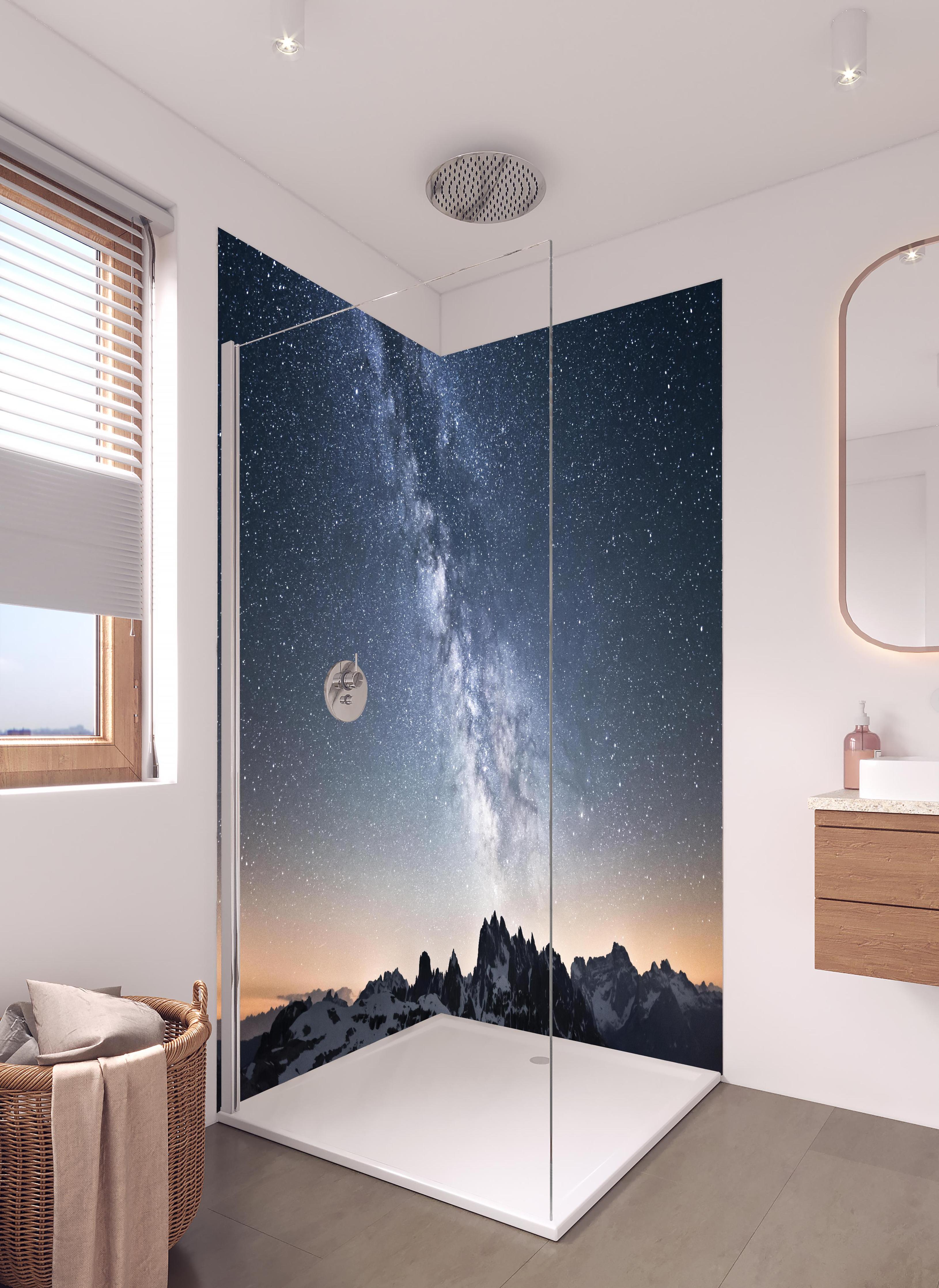 Duschrückwand - Galaktische Nacht über verschneiten Gipfeln in hellem Badezimmer mit Regenduschkopf - zweiteilige Eck-Duschrückwand