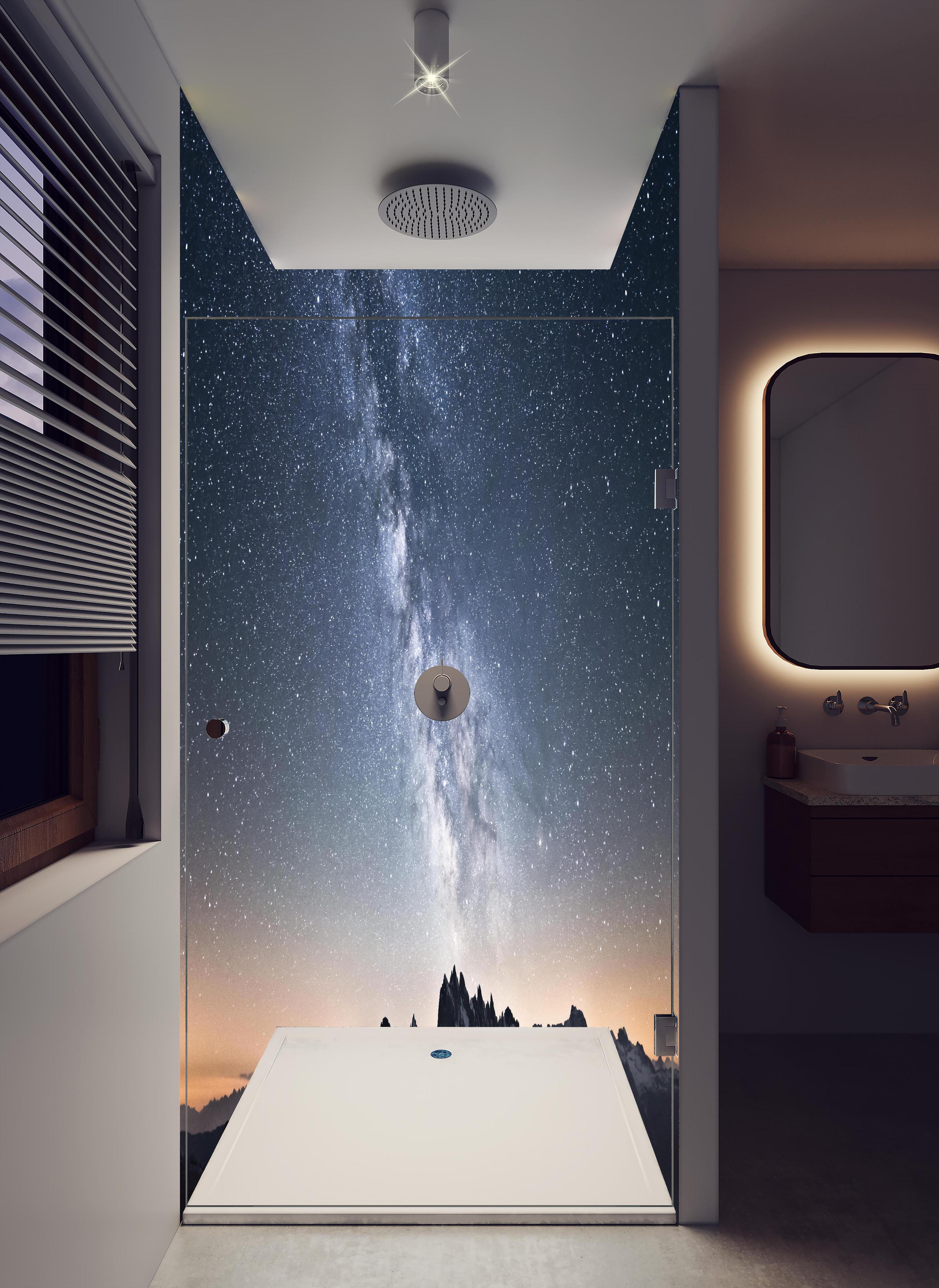 Duschrückwand - Galaktische Nacht über verschneiten Gipfeln in hellem Badezimmer mit Regenduschkopf - zweiteilige Eck-Duschrückwand