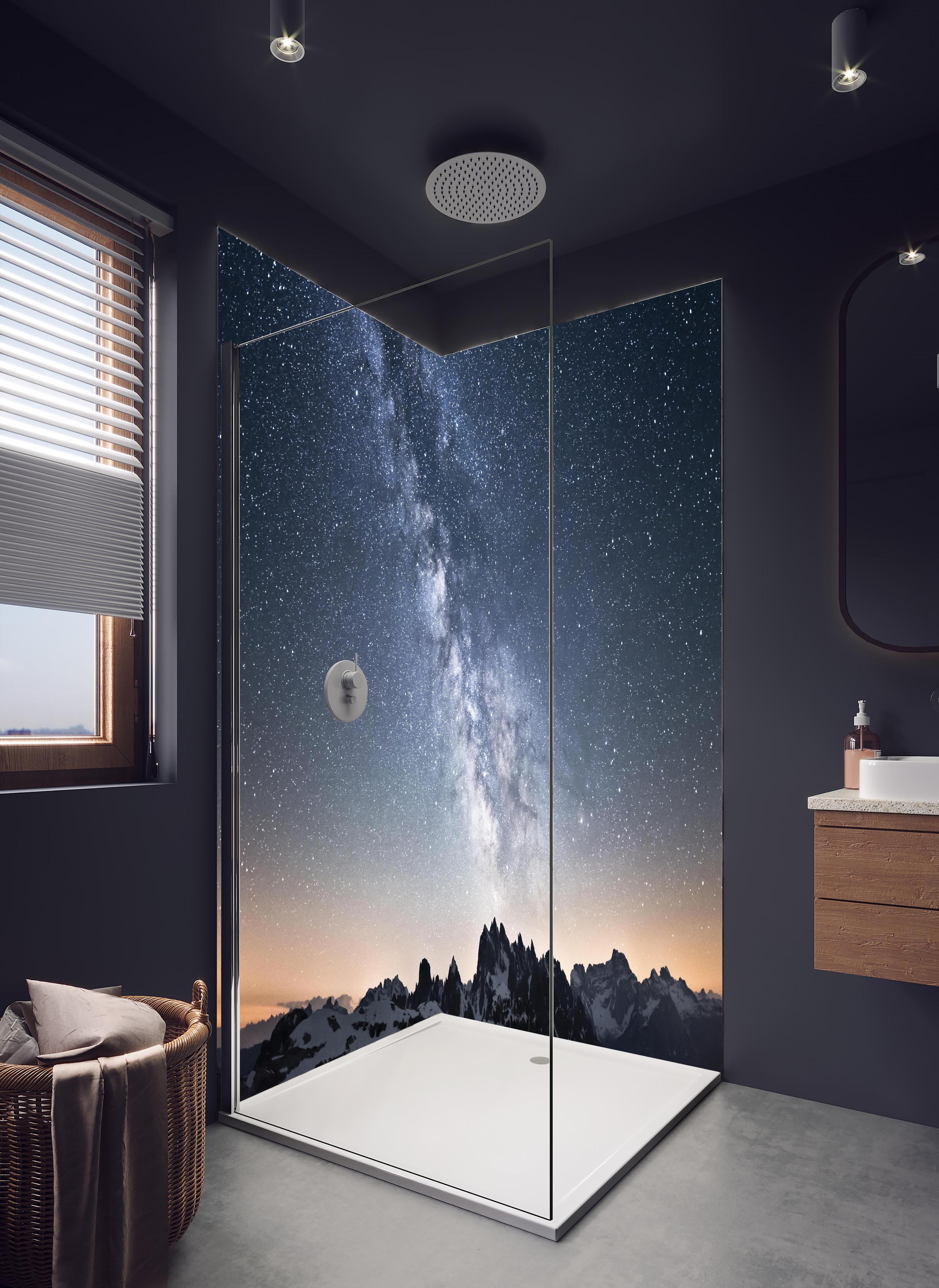 Duschrückwand - Galaktische Nacht über verschneiten Gipfeln in hellem Badezimmer mit Regenduschkopf - zweiteilige Eck-Duschrückwand