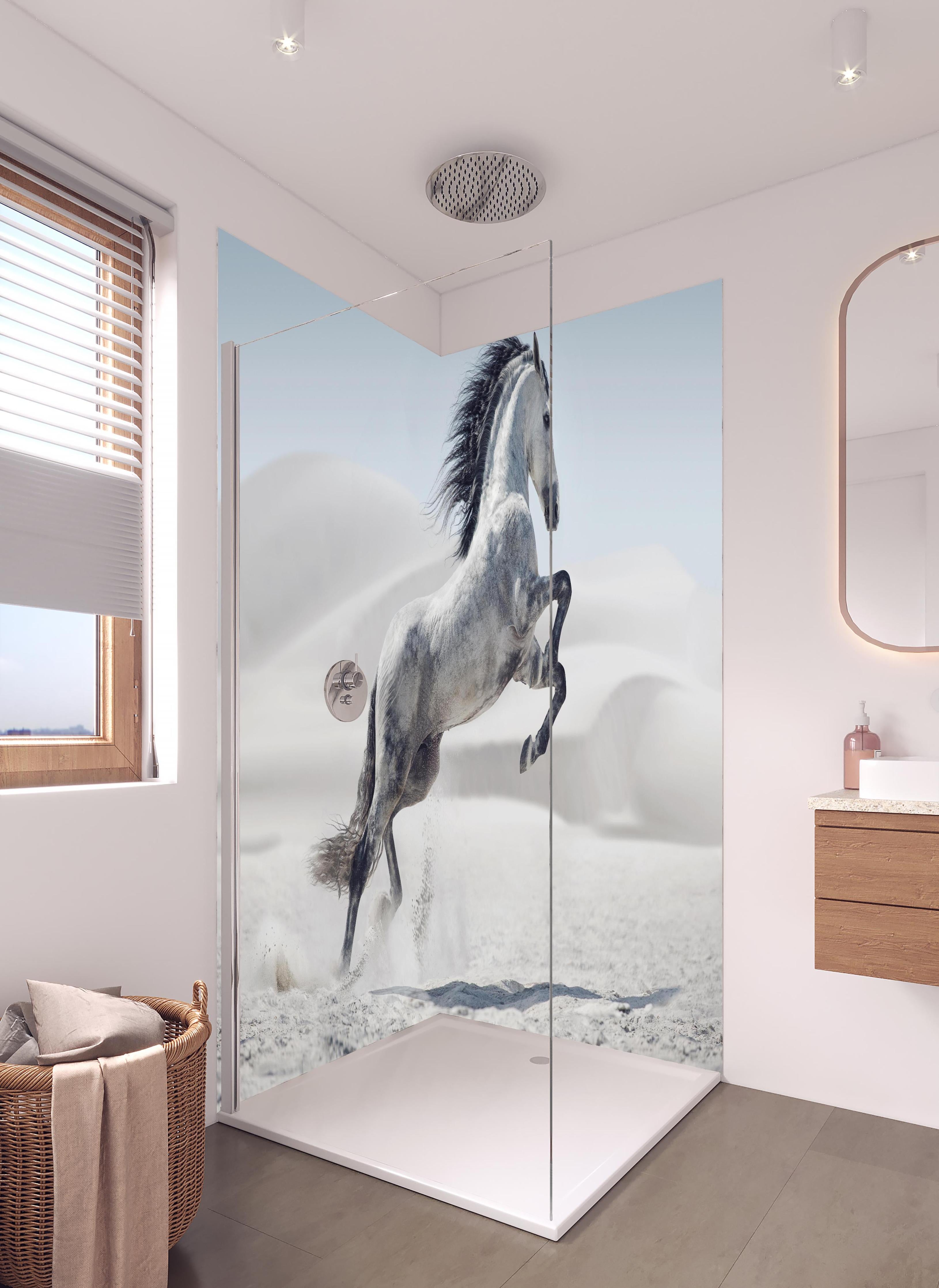 Duschrückwand - Galoppierendes weißes Pferd in hellem Badezimmer mit Regenduschkopf - zweiteilige Eck-Duschrückwand