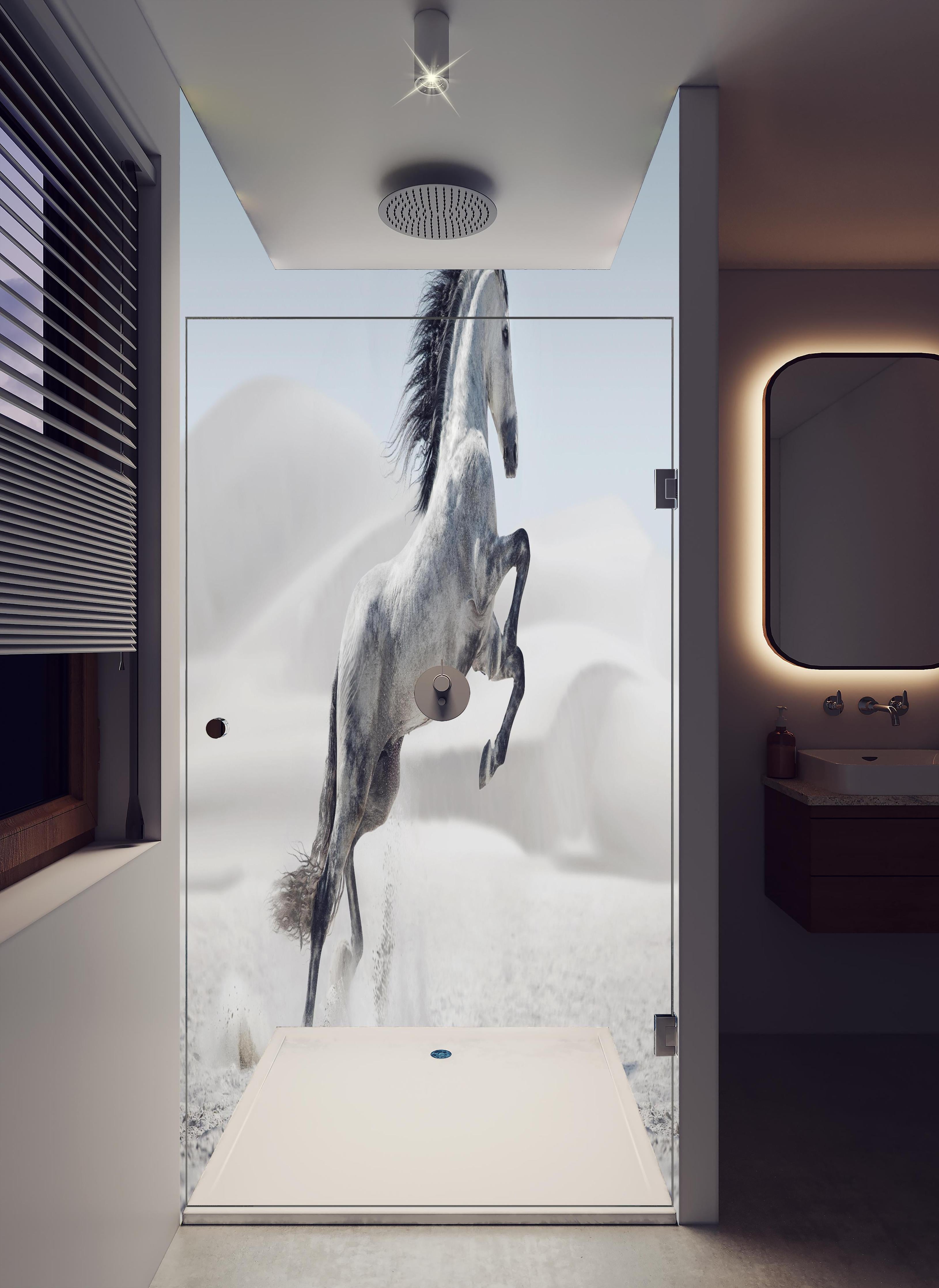 Duschrückwand - Galoppierendes weißes Pferd in hellem Badezimmer mit Regenduschkopf - zweiteilige Eck-Duschrückwand