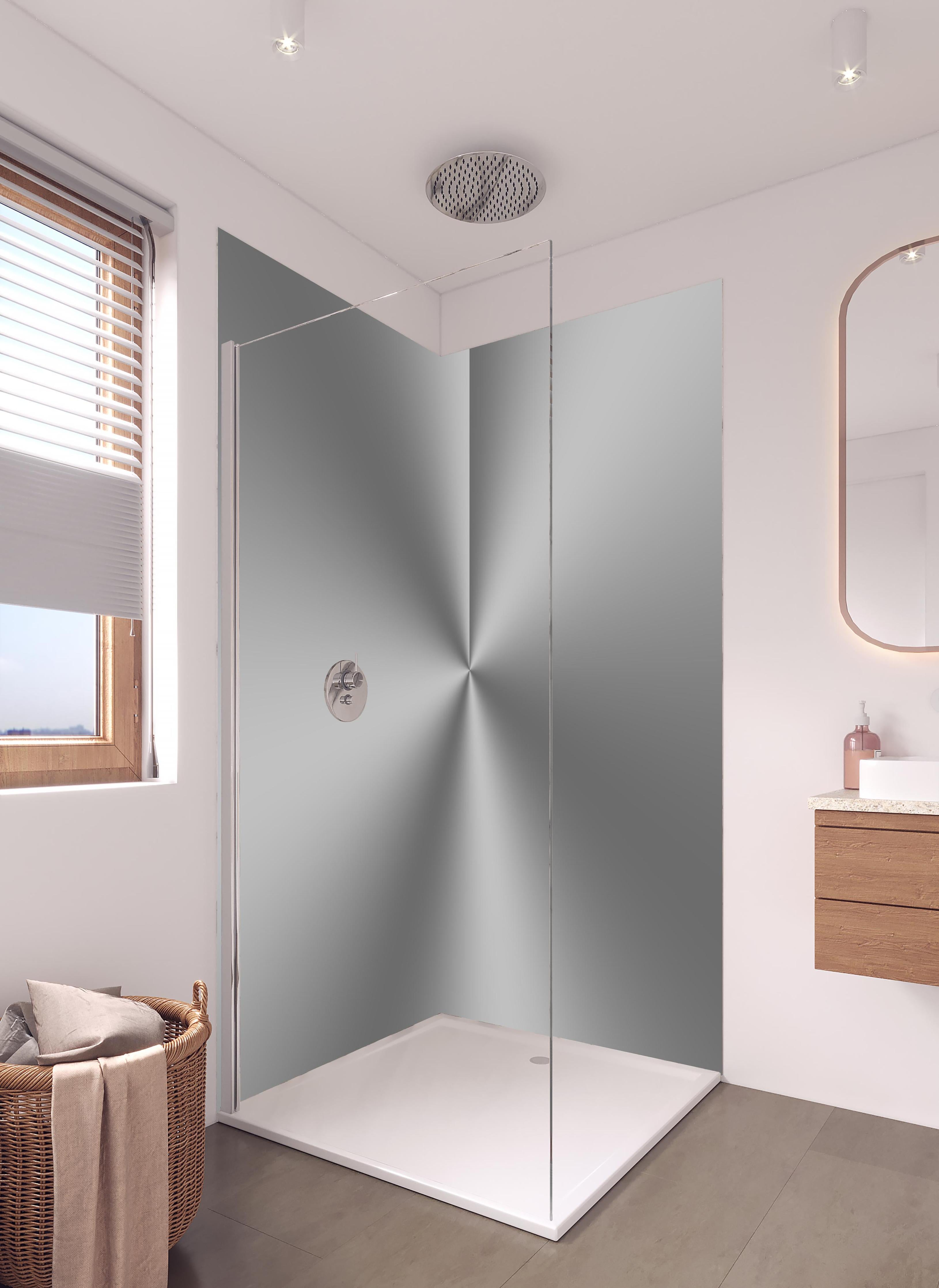 Duschrückwand - Gebürstetes Metall in hellem Badezimmer mit Regenduschkopf - zweiteilige Eck-Duschrückwand