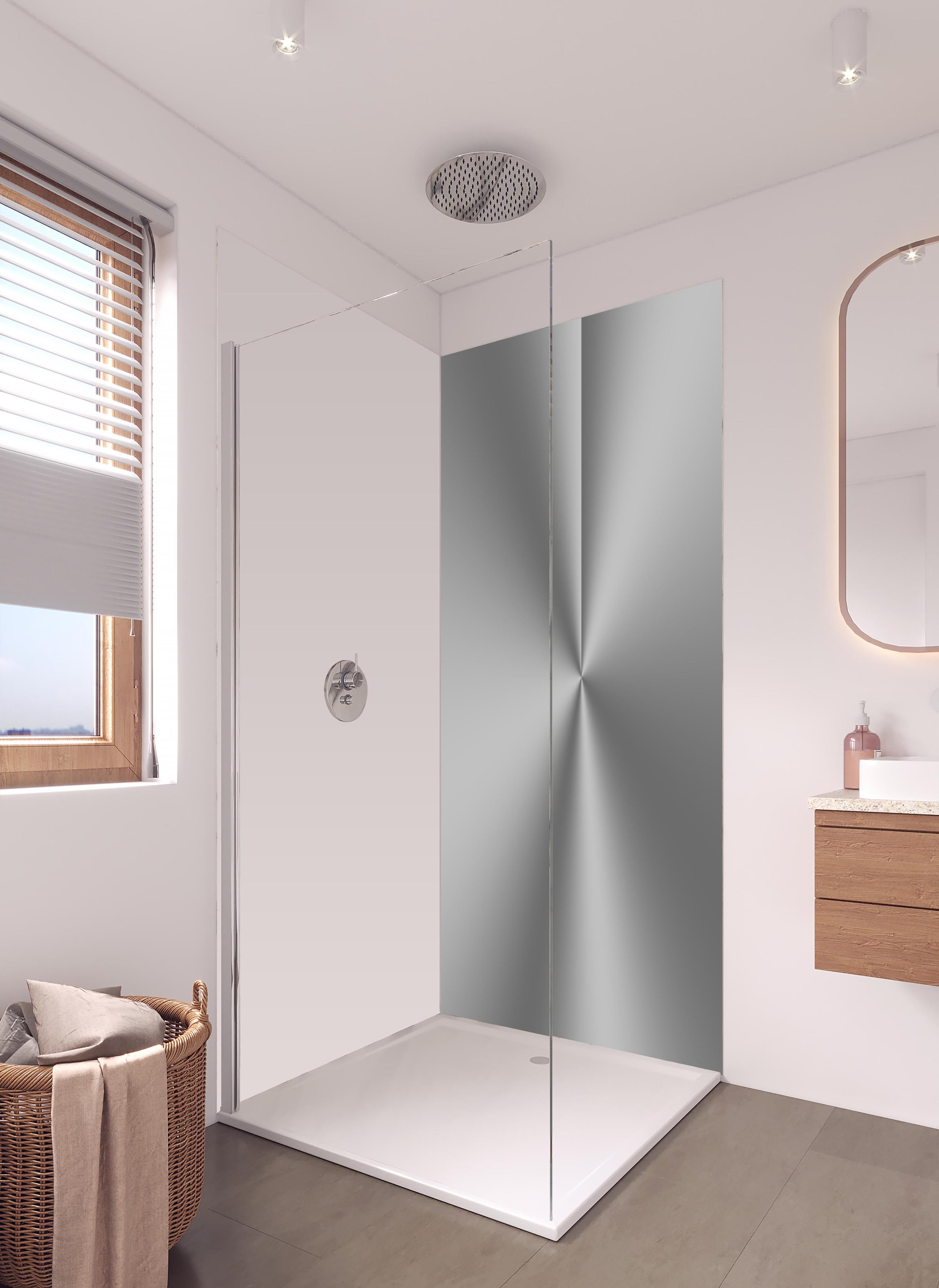 Duschrückwand - Gebürstetes Metall in hellem Badezimmer mit Regenduschkopf - zweiteilige Eck-Duschrückwand