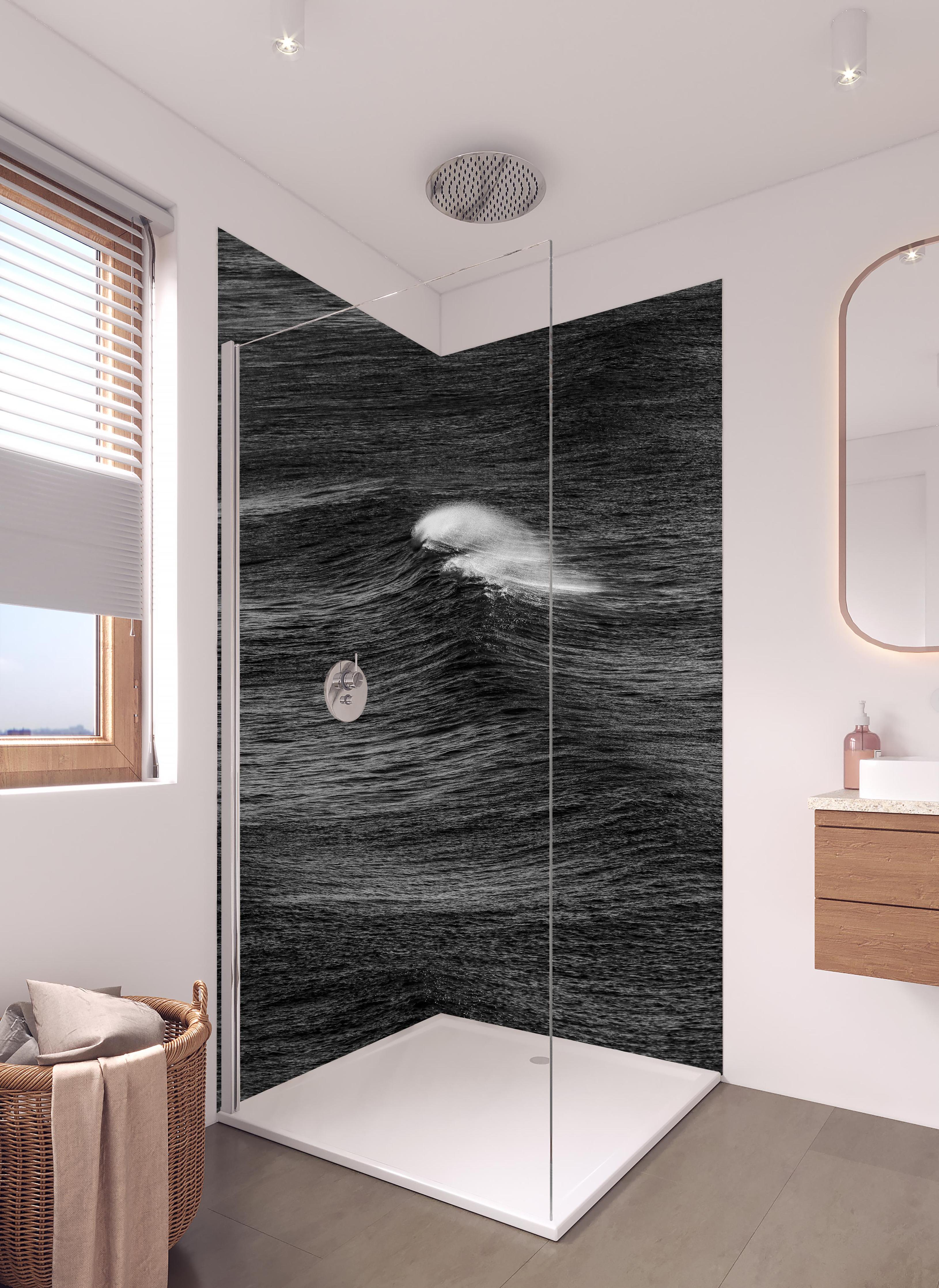Duschrückwand - Geheimnisvolle Ozeanwellen monochrom in hellem Badezimmer mit Regenduschkopf - zweiteilige Eck-Duschrückwand