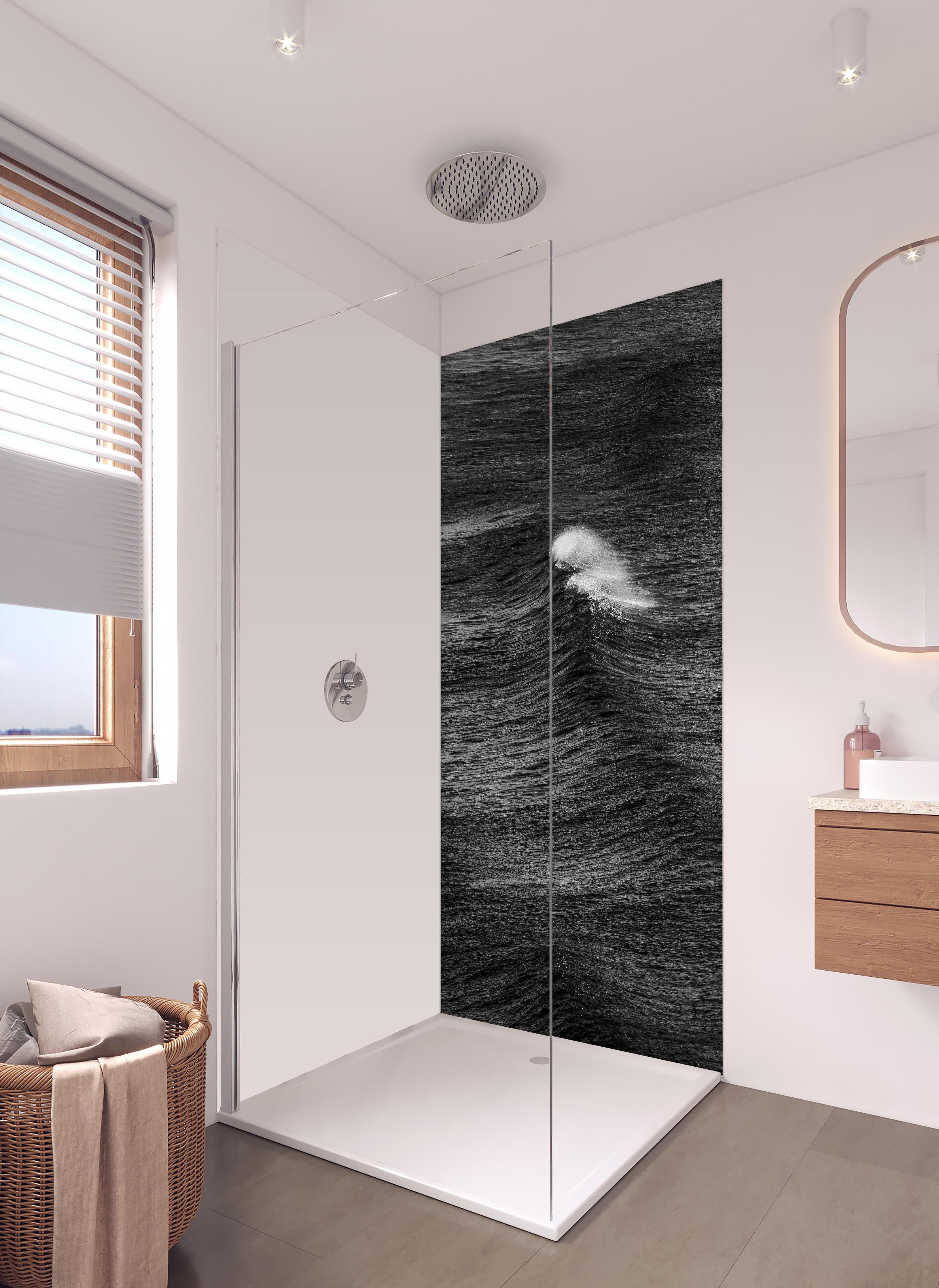 Duschrückwand - Geheimnisvolle Ozeanwellen monochrom in hellem Badezimmer mit Regenduschkopf - zweiteilige Eck-Duschrückwand