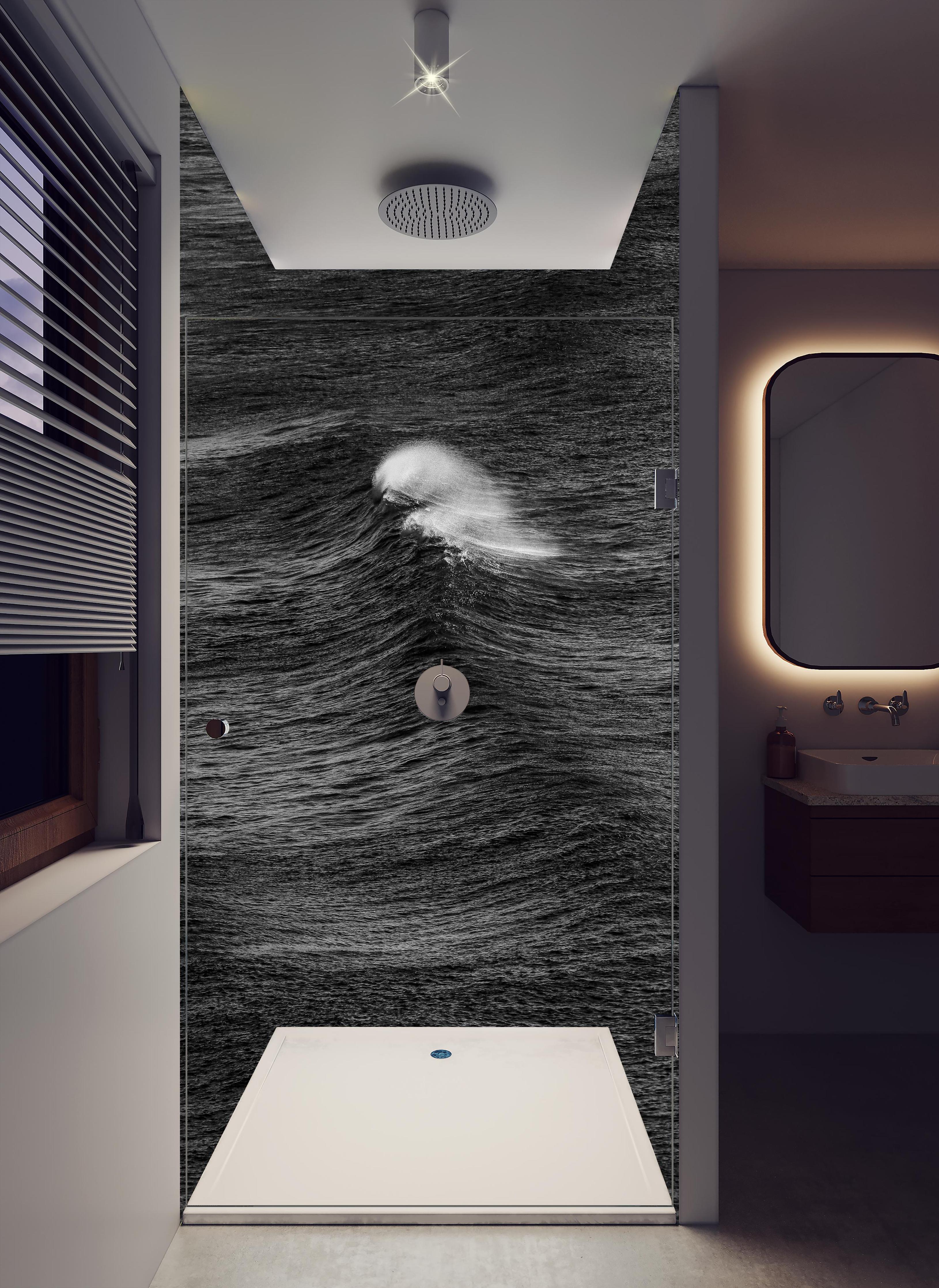 Duschrückwand - Geheimnisvolle Ozeanwellen monochrom in hellem Badezimmer mit Regenduschkopf - zweiteilige Eck-Duschrückwand