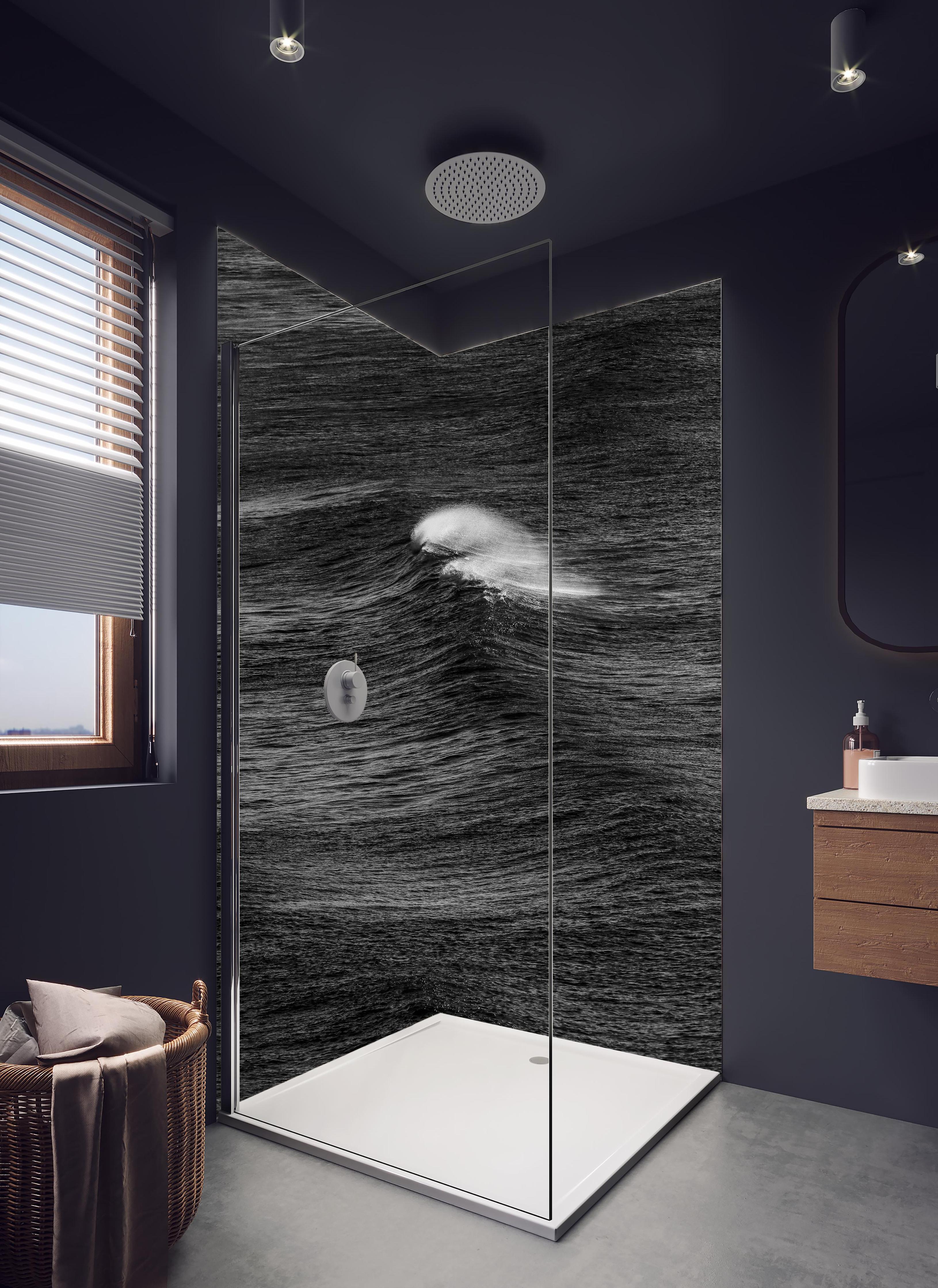 Duschrückwand - Geheimnisvolle Ozeanwellen monochrom in hellem Badezimmer mit Regenduschkopf - zweiteilige Eck-Duschrückwand