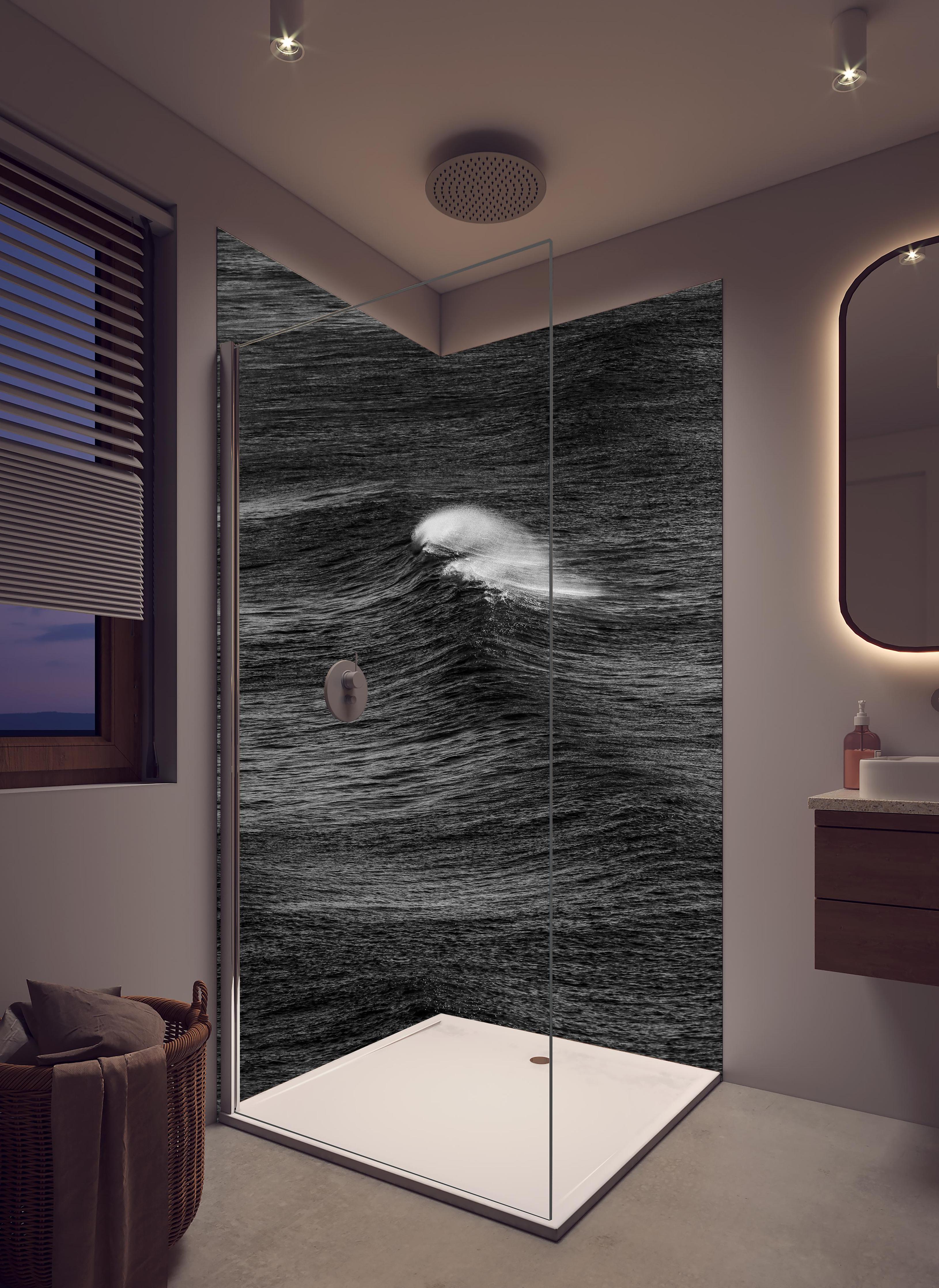 Duschrückwand - Geheimnisvolle Ozeanwellen monochrom in hellem Badezimmer mit Regenduschkopf - zweiteilige Eck-Duschrückwand