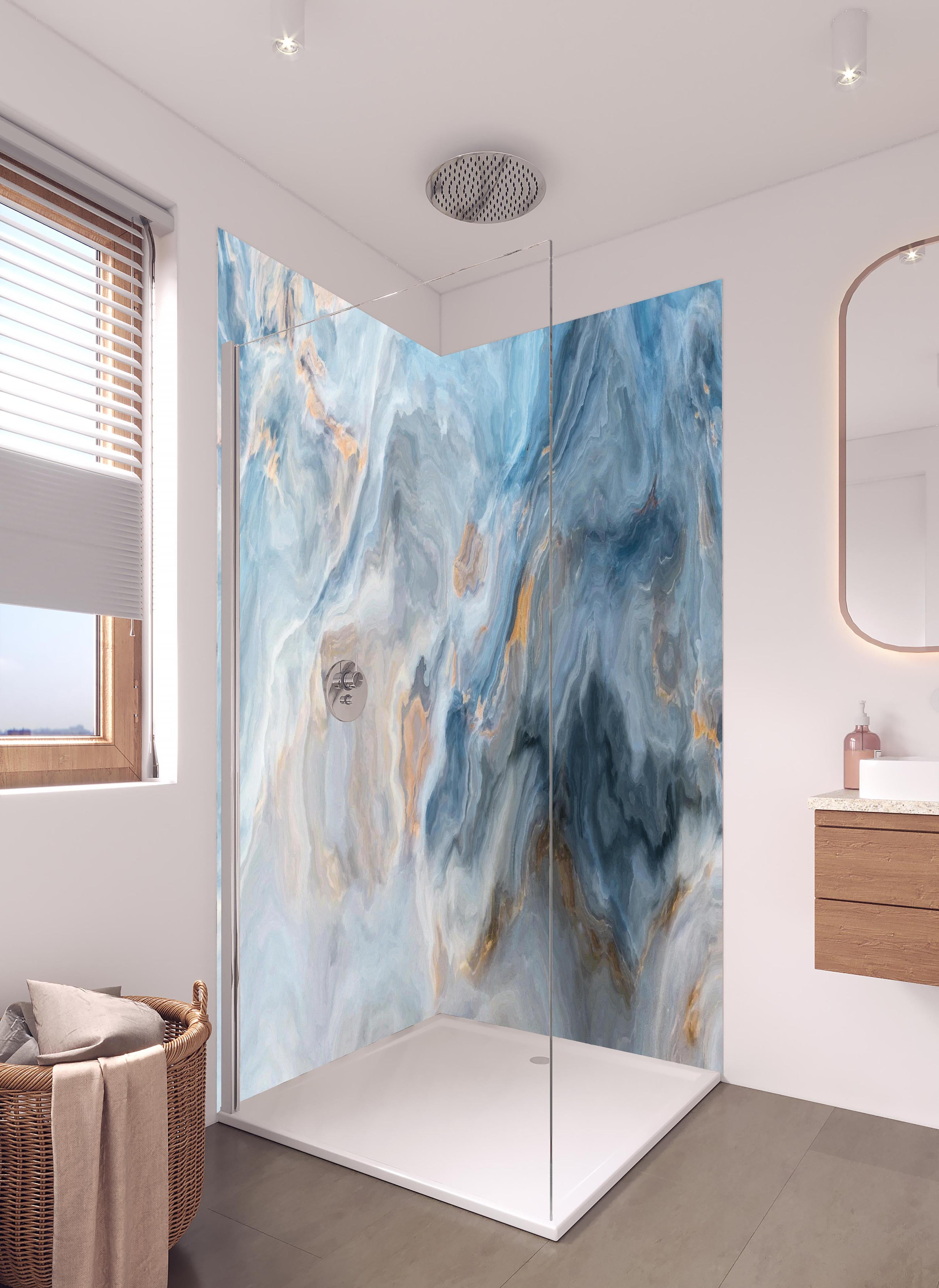 Duschrückwand - Gemalter bläulicher Marmor in hellem Badezimmer mit Regenduschkopf - zweiteilige Eck-Duschrückwand