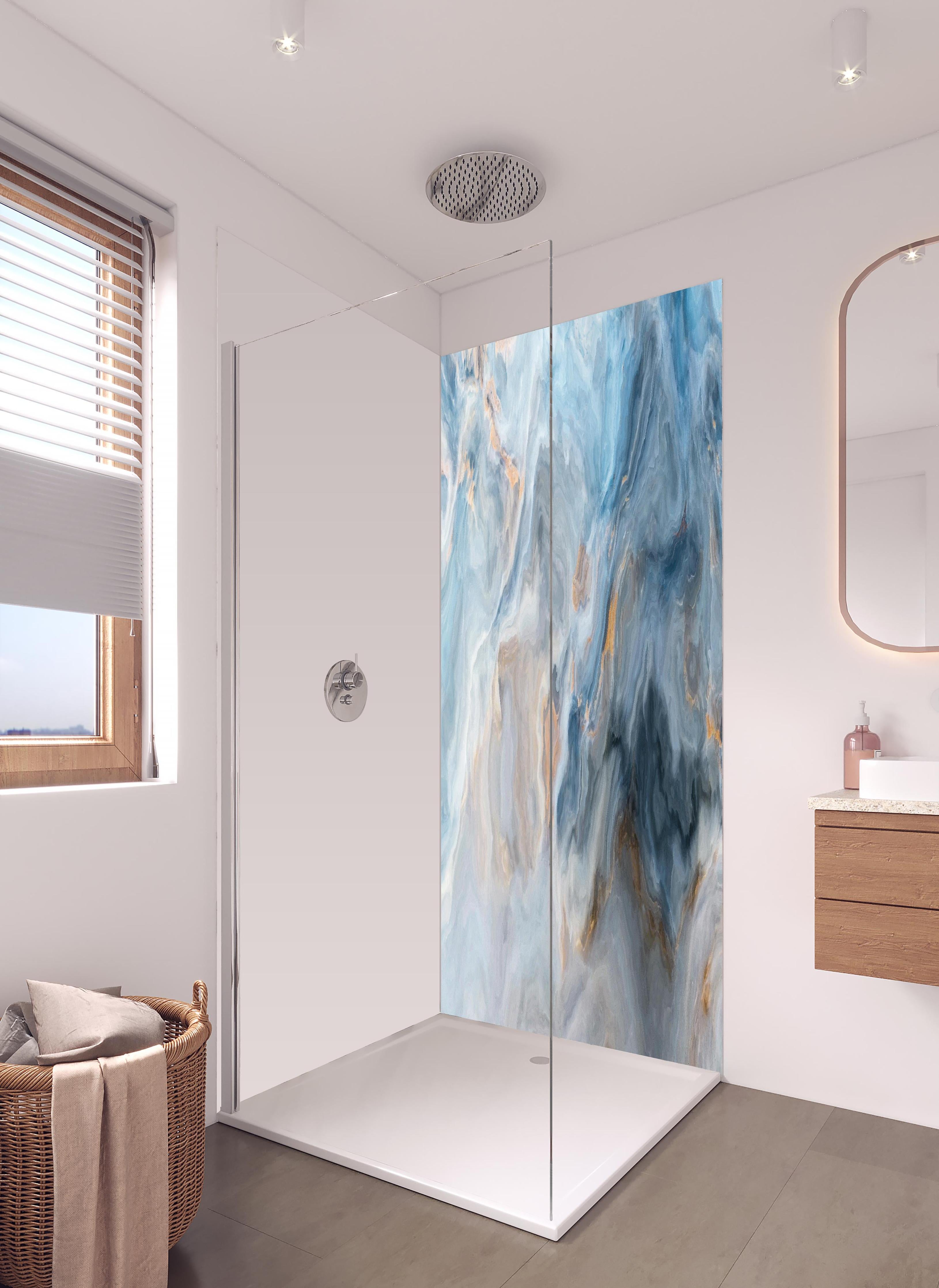 Duschrückwand - Gemalter bläulicher Marmor in hellem Badezimmer mit Regenduschkopf - zweiteilige Eck-Duschrückwand