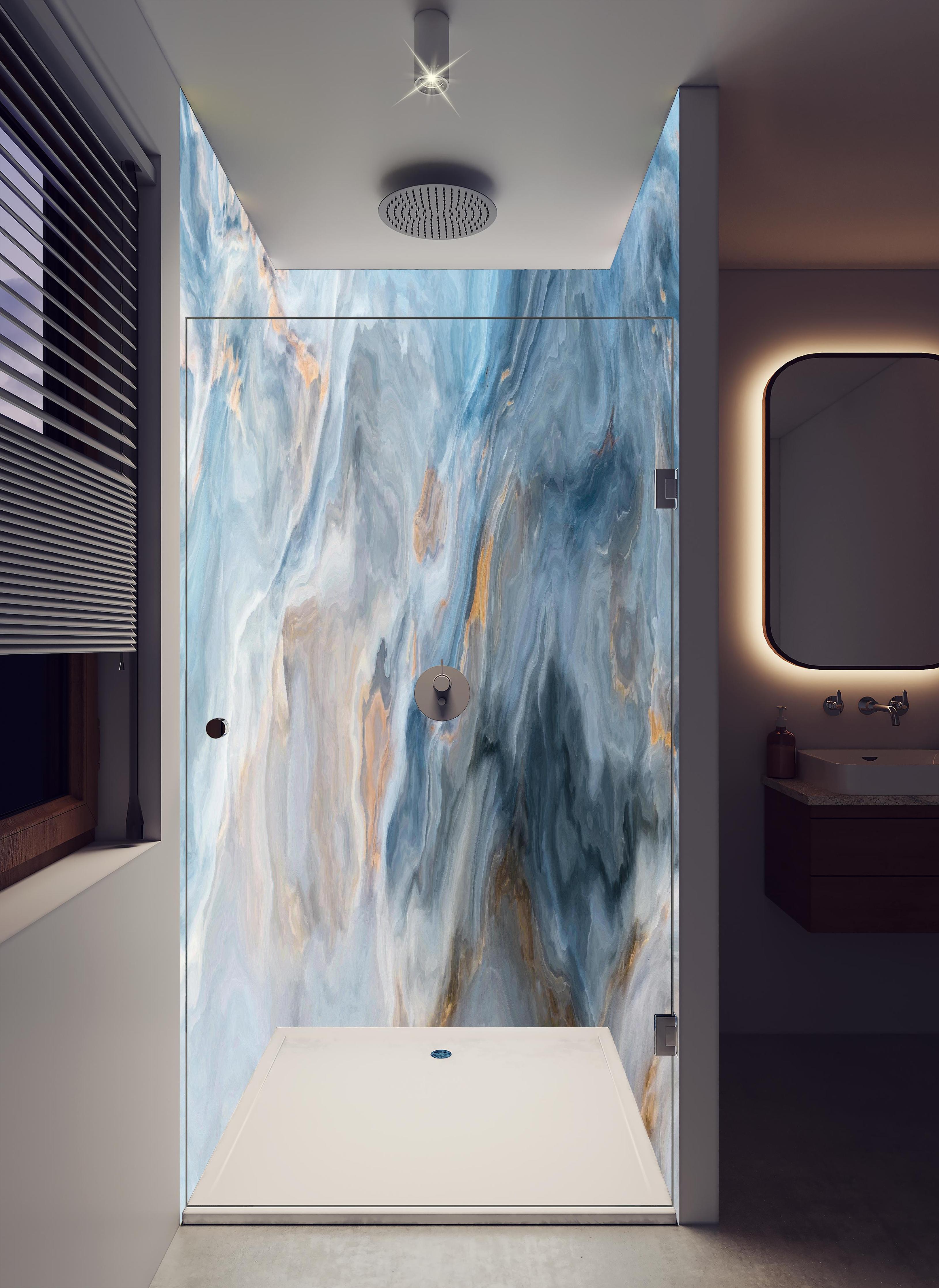 Duschrückwand - Gemalter bläulicher Marmor in hellem Badezimmer mit Regenduschkopf - zweiteilige Eck-Duschrückwand
