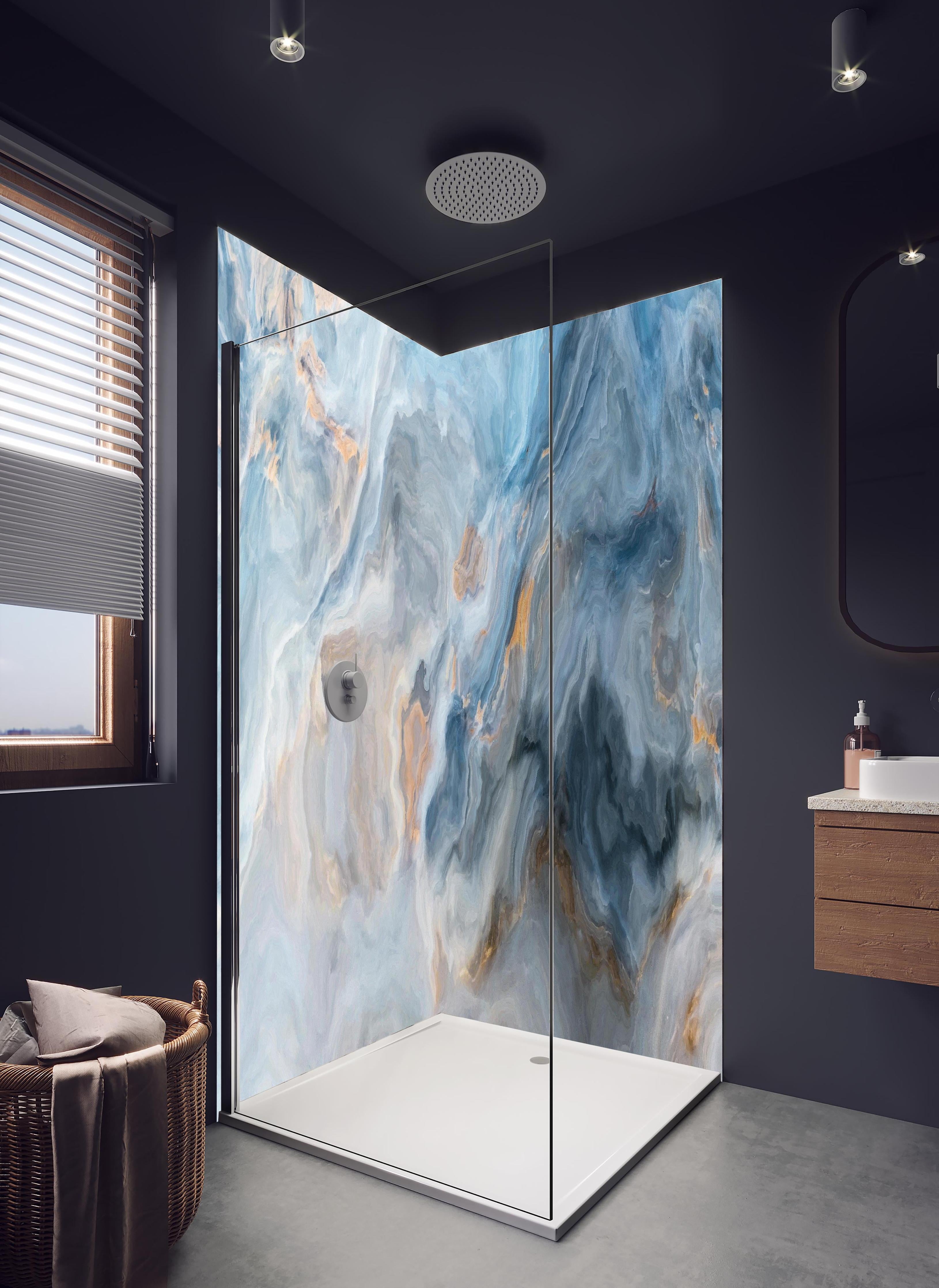 Duschrückwand - Gemalter bläulicher Marmor in hellem Badezimmer mit Regenduschkopf - zweiteilige Eck-Duschrückwand