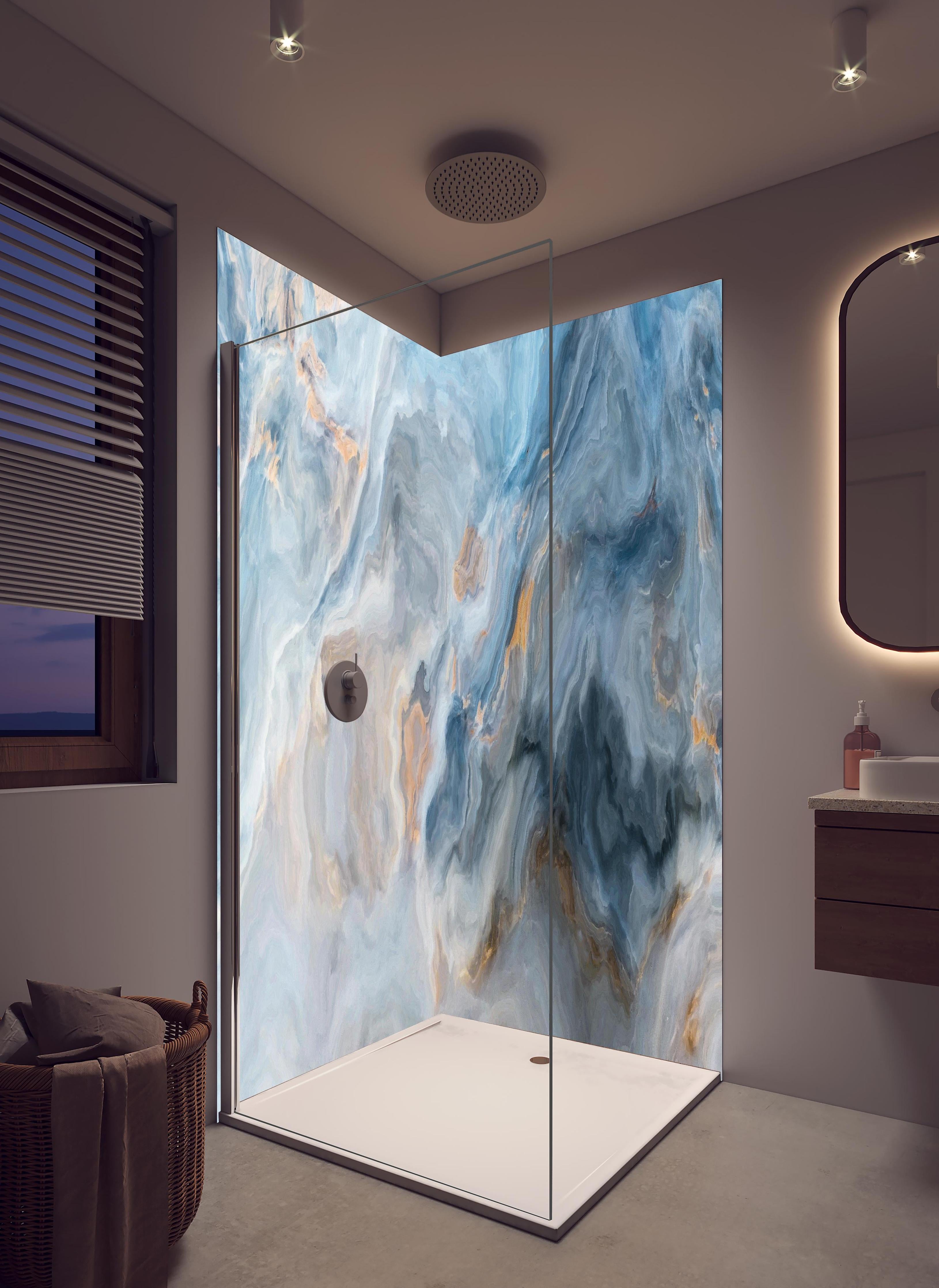 Duschrückwand - Gemalter bläulicher Marmor in hellem Badezimmer mit Regenduschkopf - zweiteilige Eck-Duschrückwand