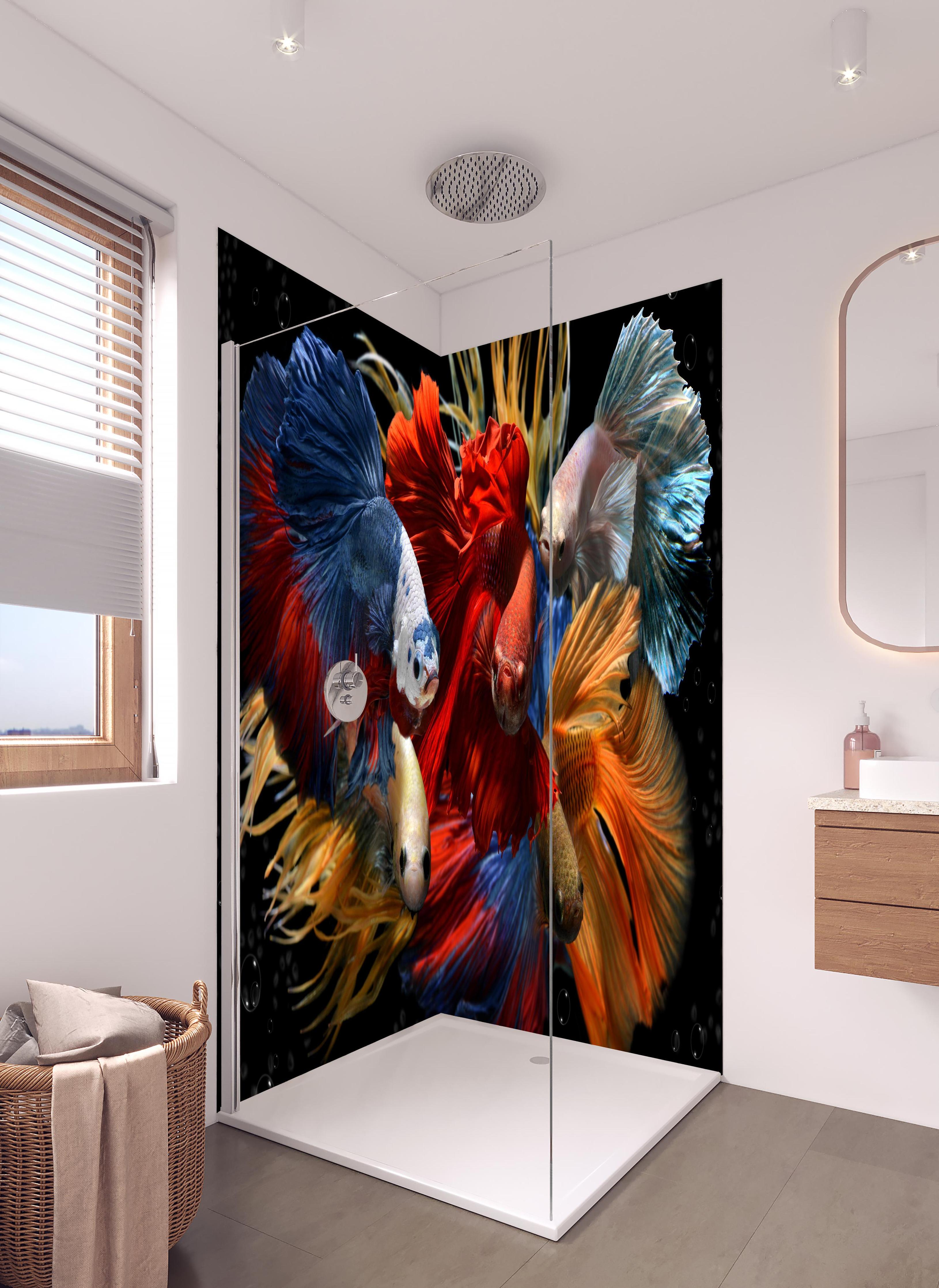 Duschrückwand - Gemischte bunte Fantasie betta in hellem Badezimmer mit Regenduschkopf - zweiteilige Eck-Duschrückwand